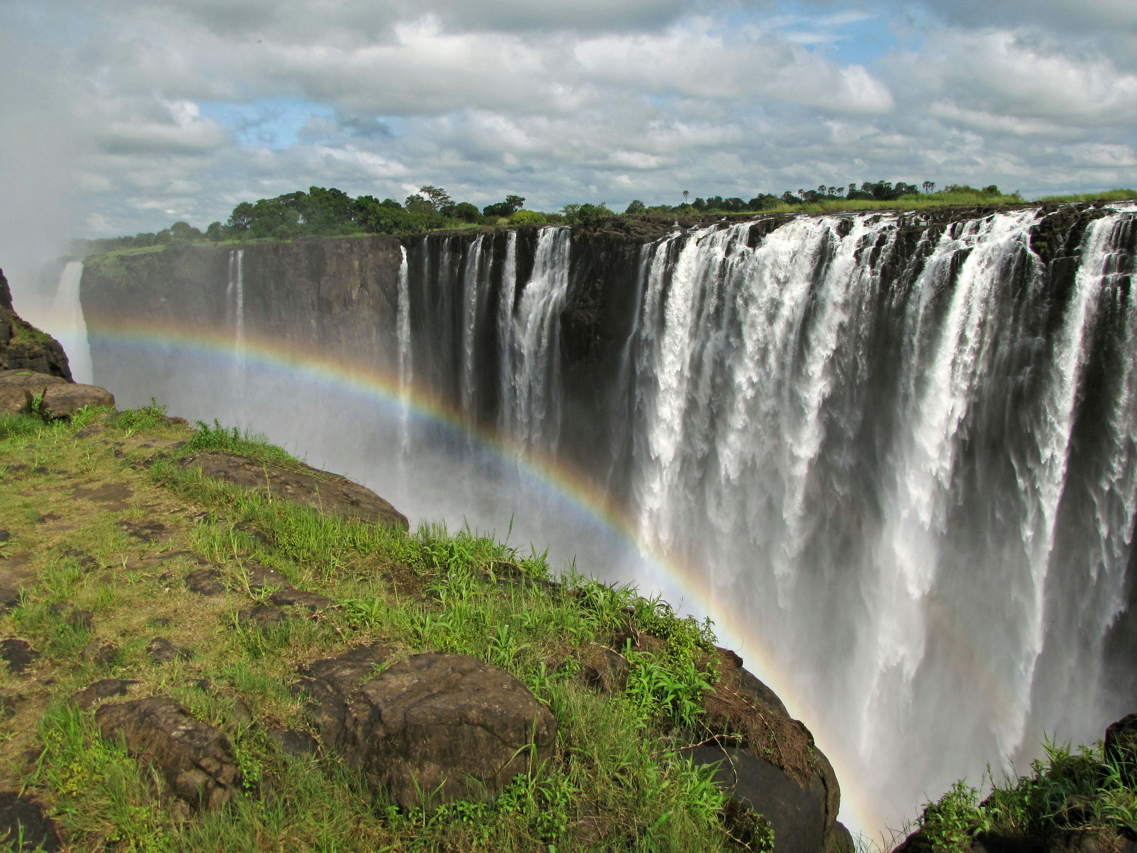 Majestätischer Blick auf die Iguazú-Wasserfälle mit einem Regenbogen