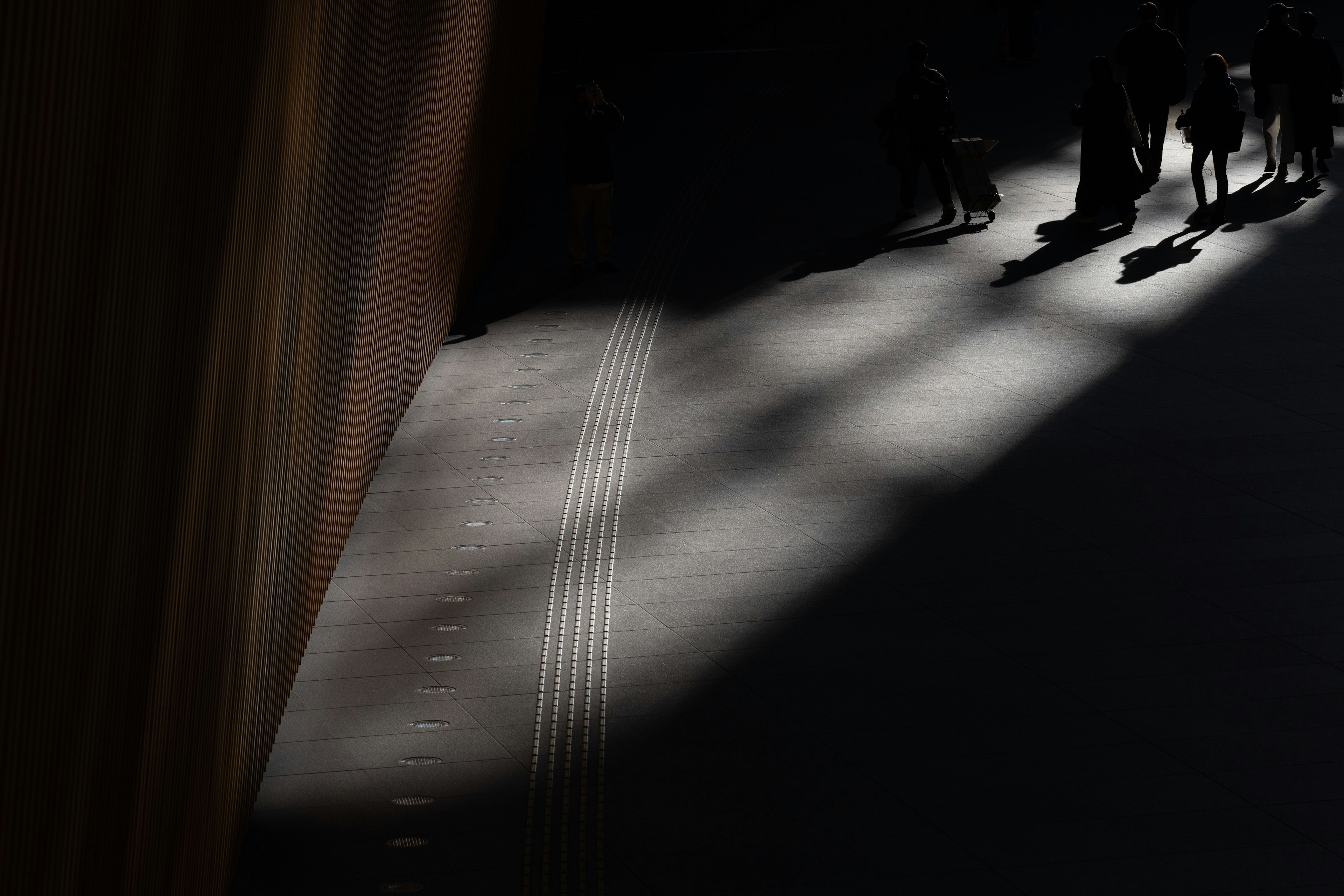 Des gens dans un espace avec un beau contraste de lumière et d'ombre