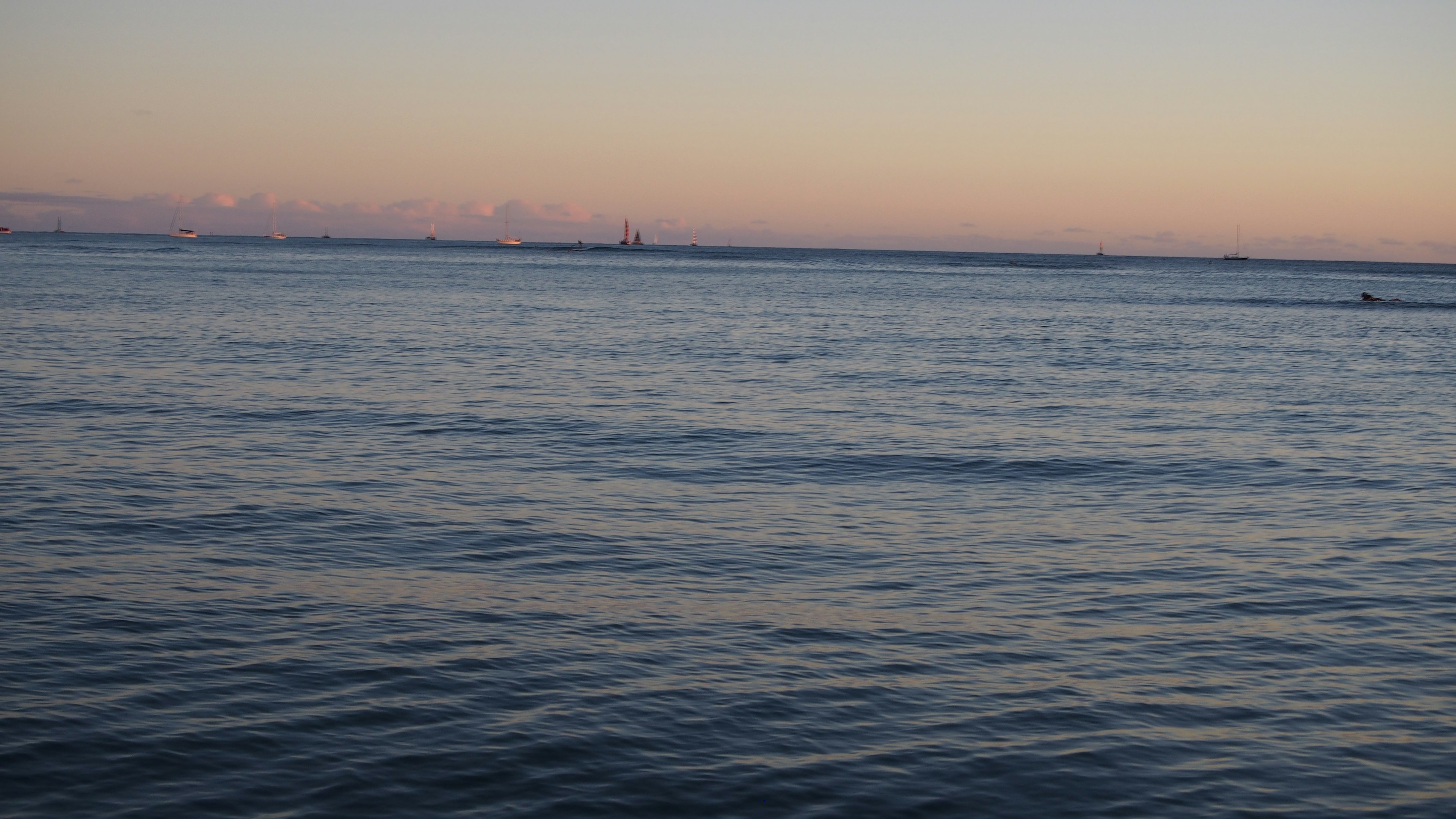 Vista serena dell'oceano con un cielo al tramonto