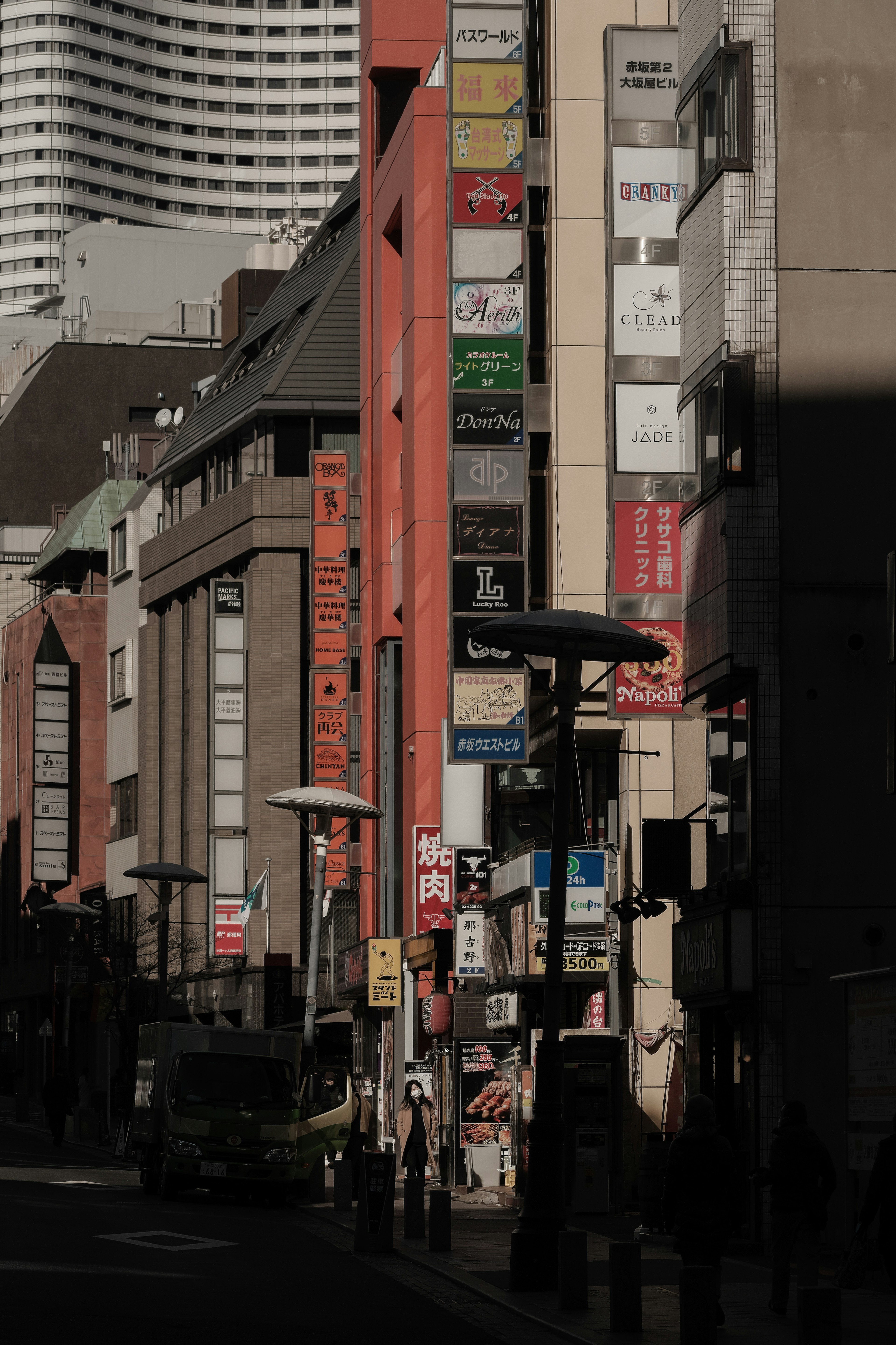 都市の街並みに立ち並ぶビルと看板の写真