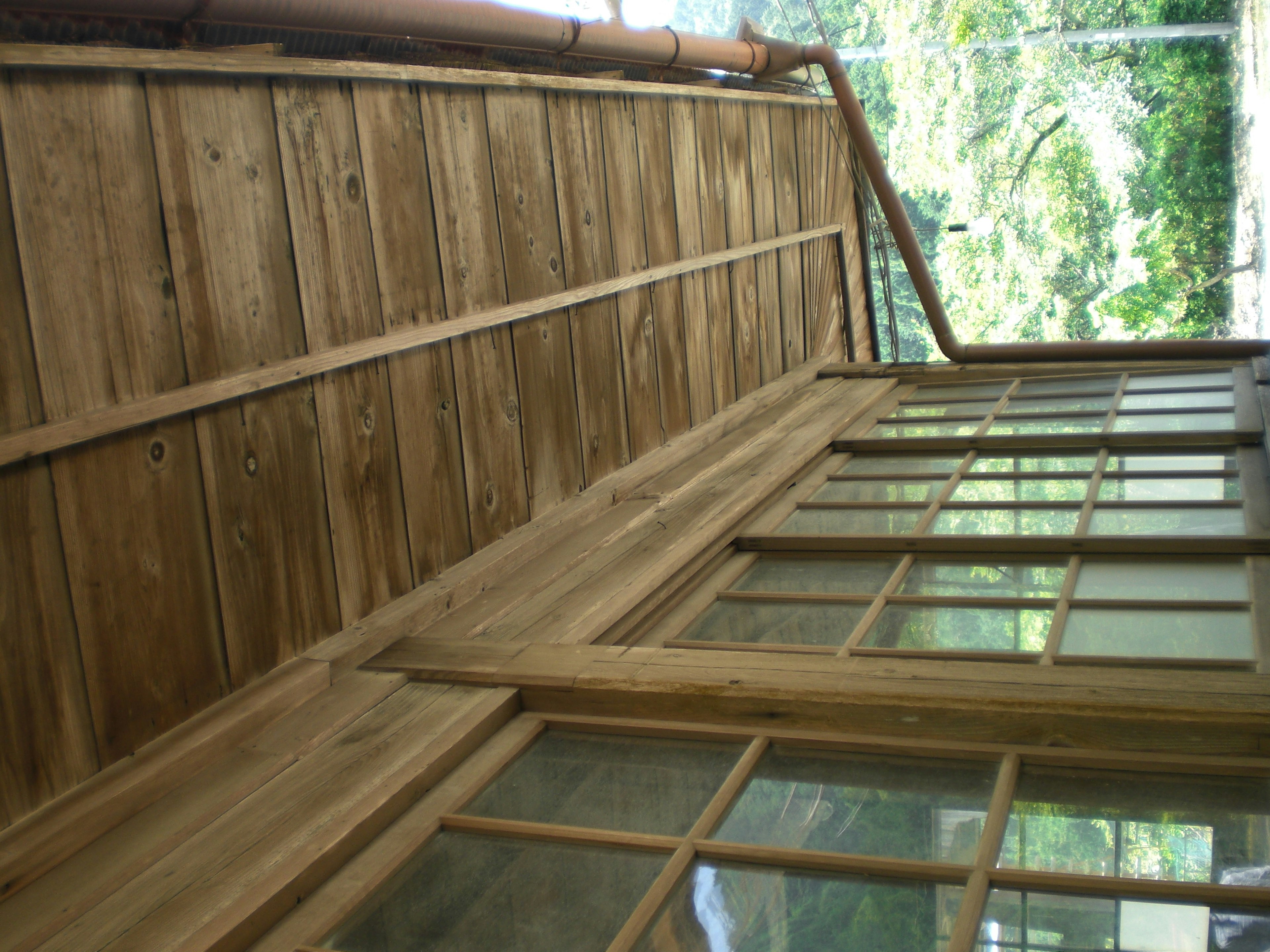 Photo d'une section de bâtiment avec des murs et fenêtres en bois