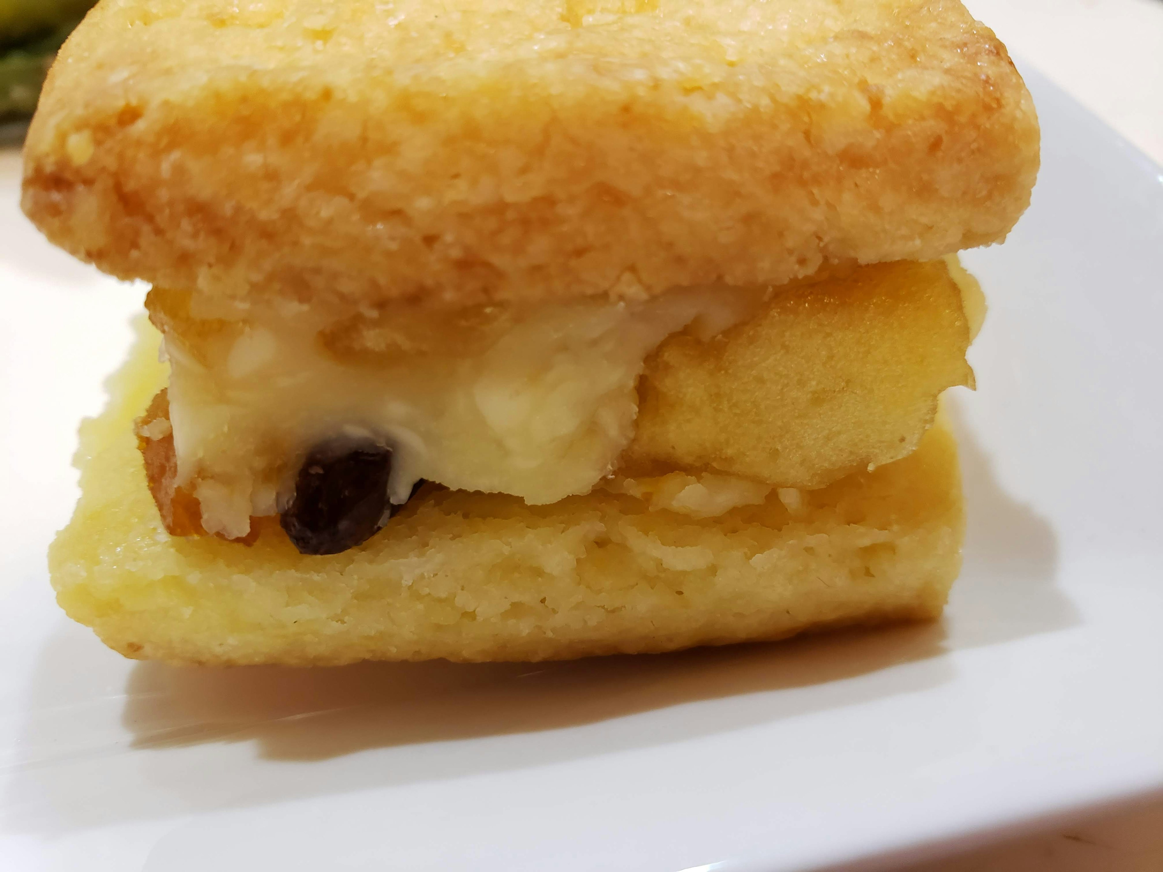 Postre suave relleno de crema y pasas entre capas esponjosas