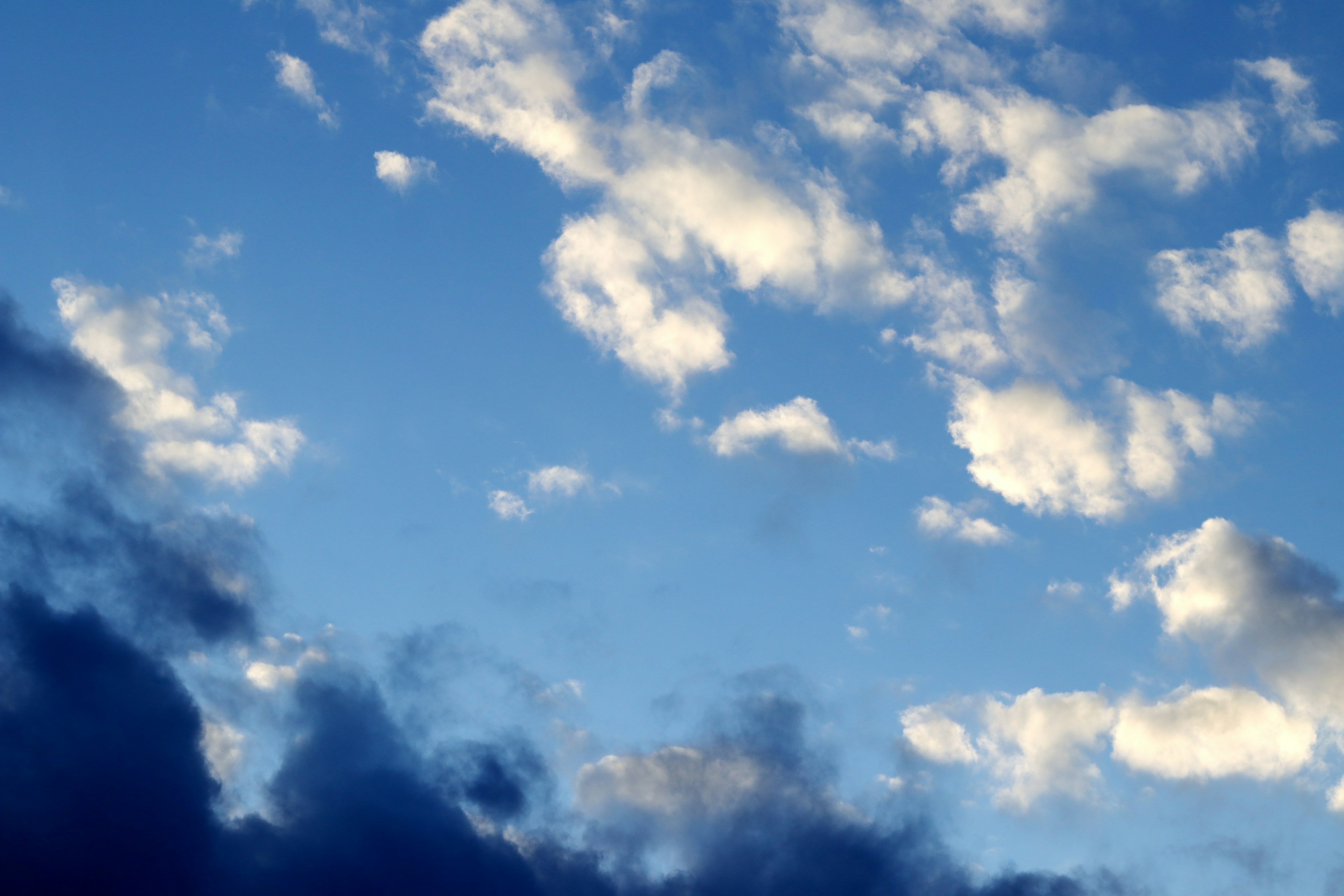 Langit biru dengan awan putih yang tersebar