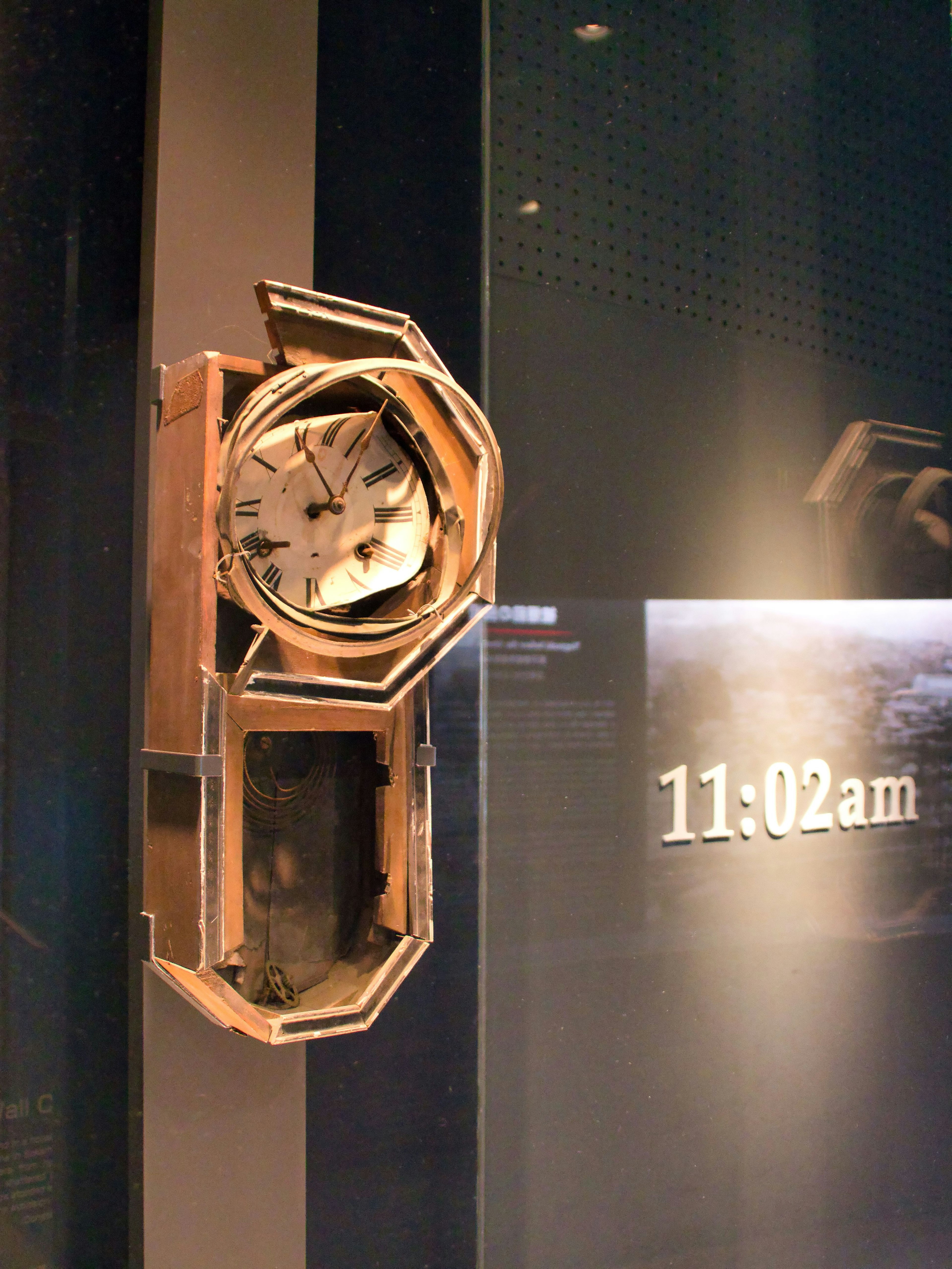 Reloj en exhibición que muestra la hora 11:02