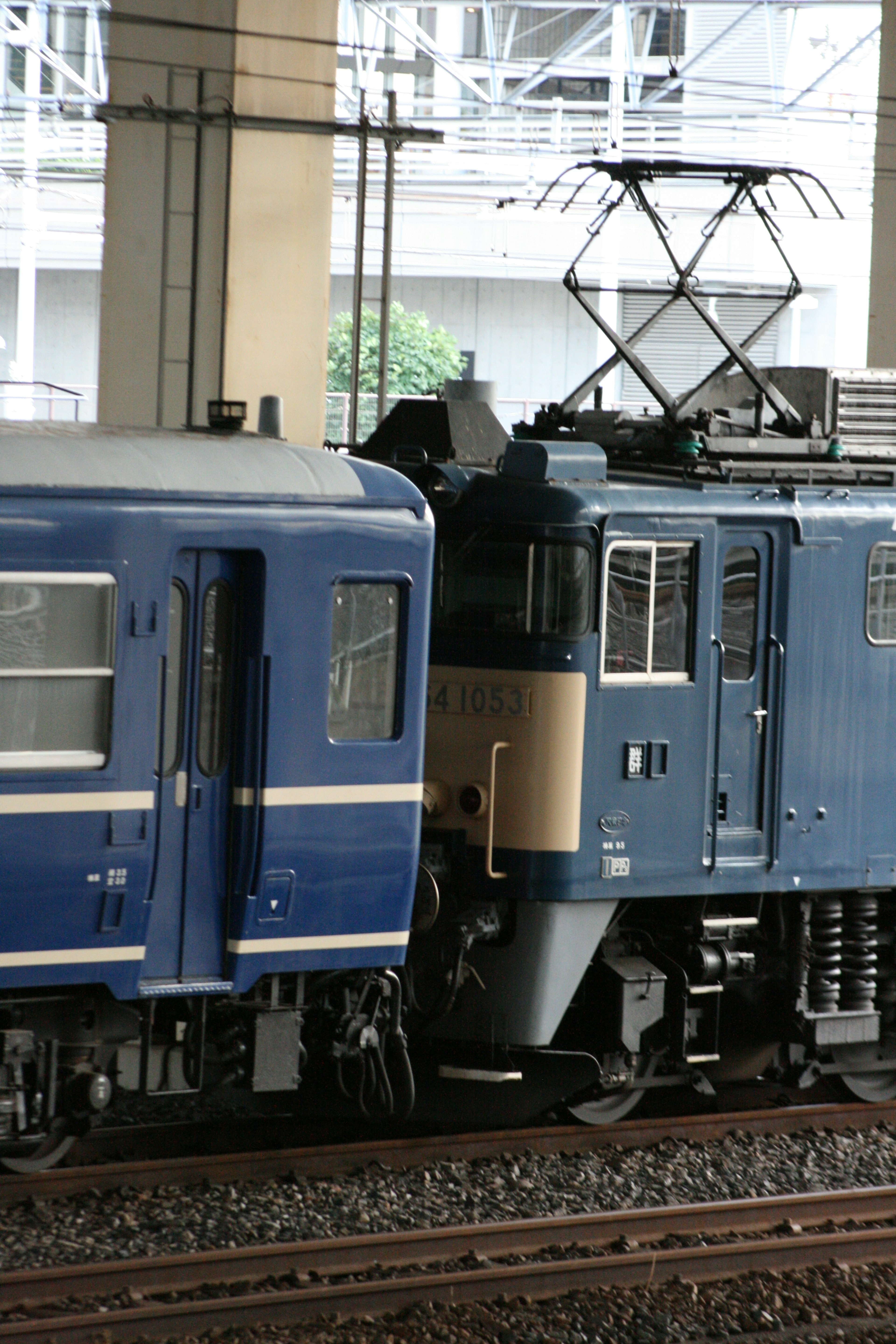 Blauer Zug und Lokomotive in der Nähe