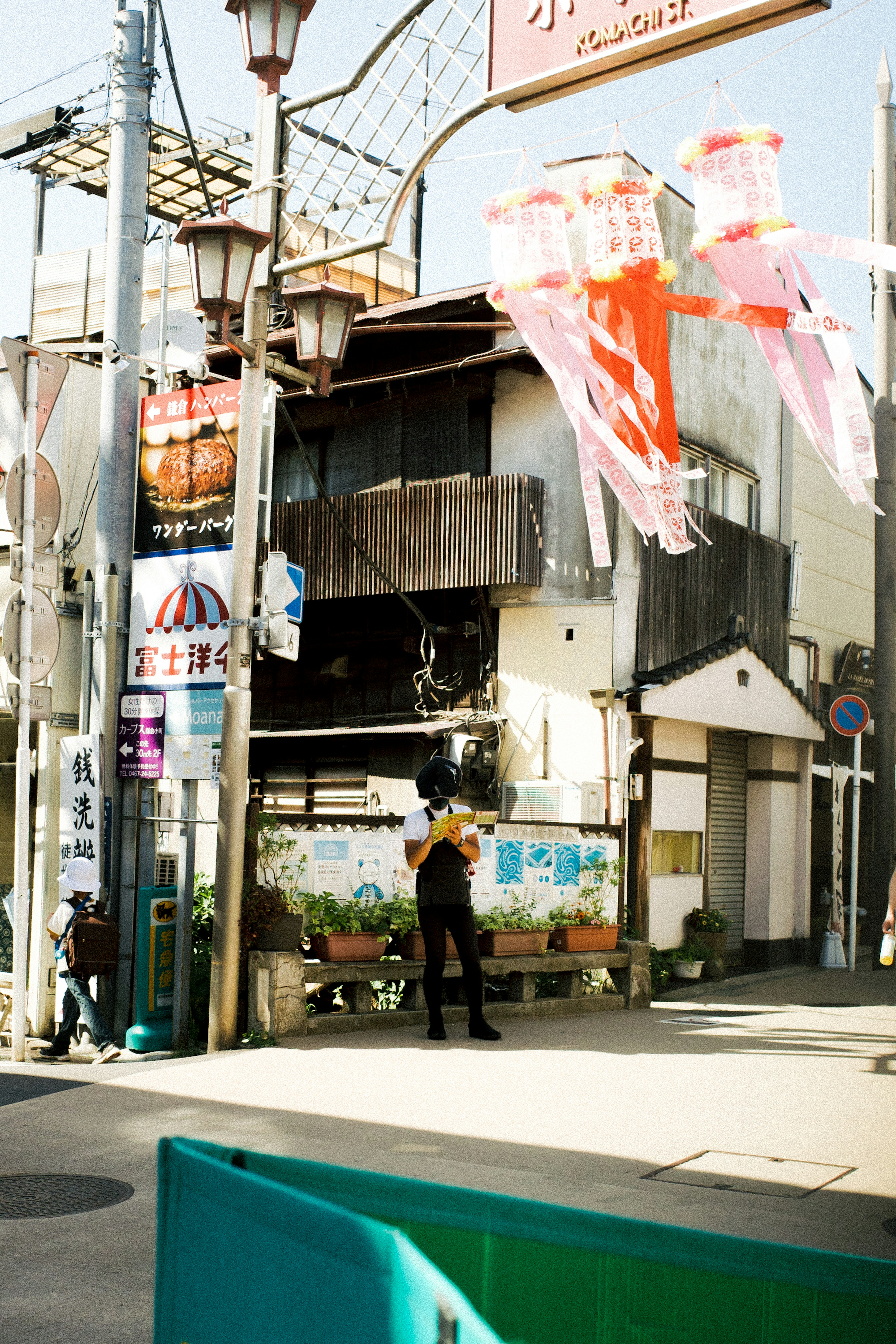 街の風景にある古い建物と吹き流しが特徴的なシーン