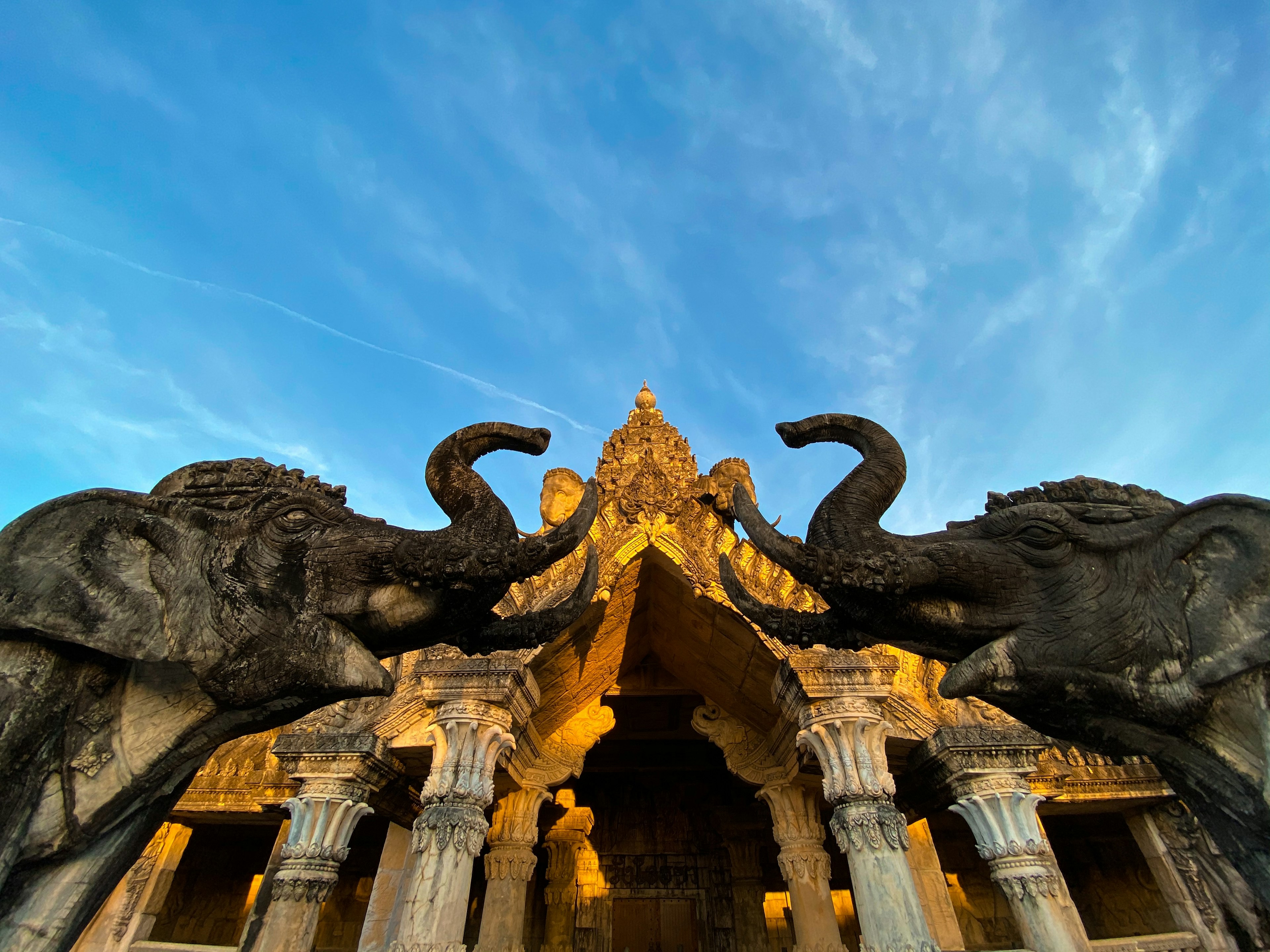 Entrada del templo con dos elefantes y cielo azul