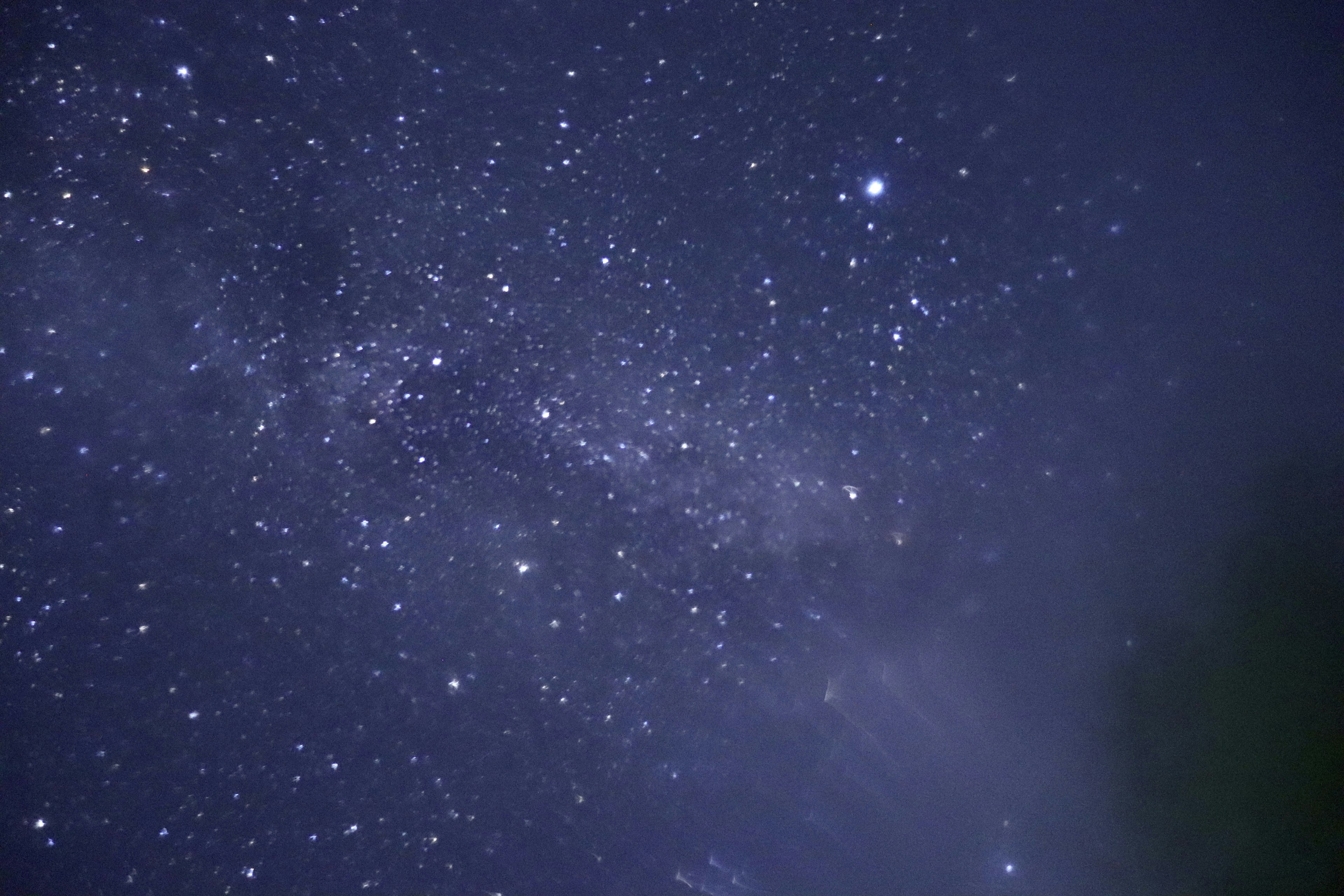 Hermoso cielo nocturno lleno de estrellas brillantes