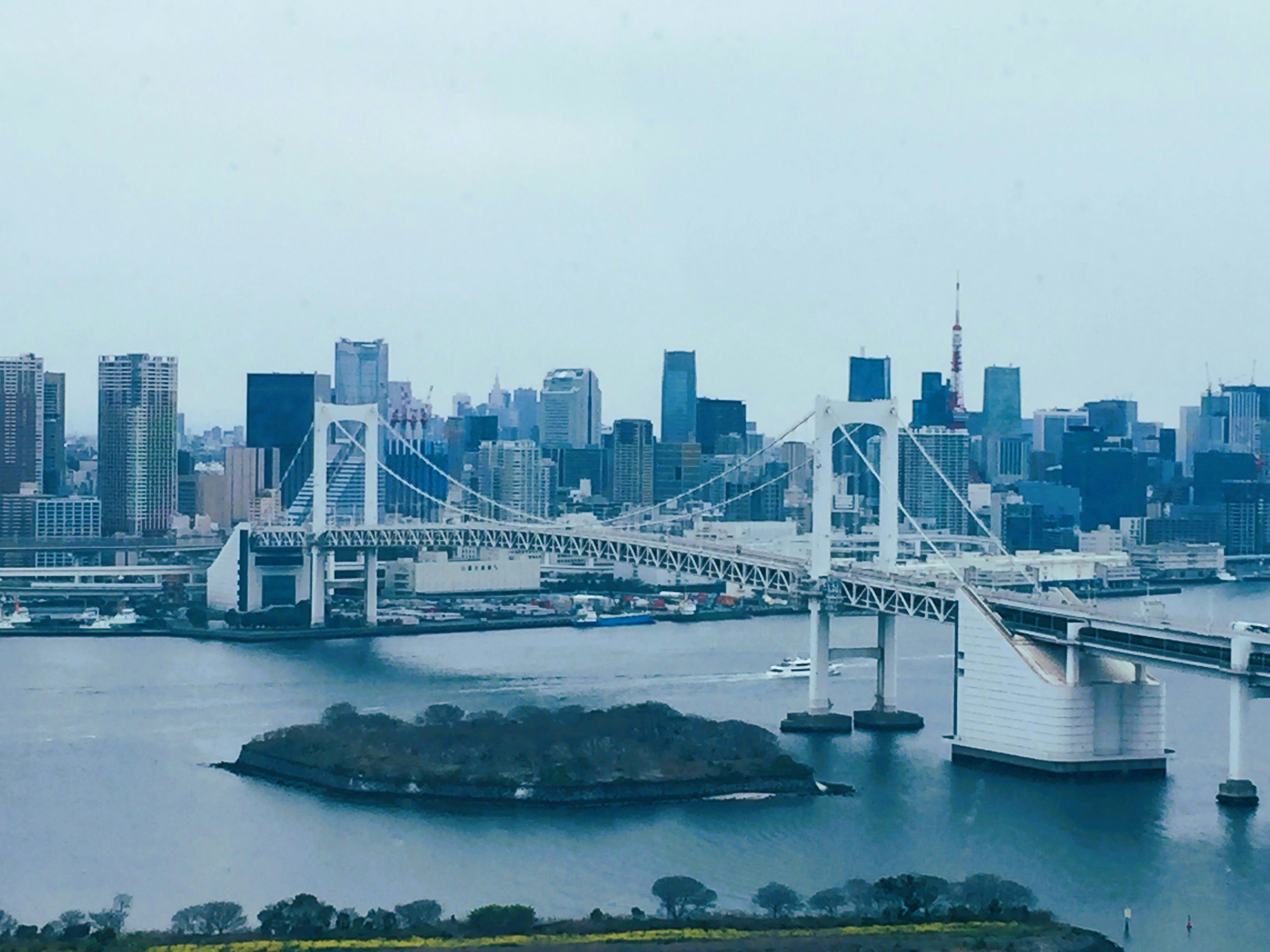 Pemandangan Jembatan Pelangi dengan latar belakang cakrawala Tokyo