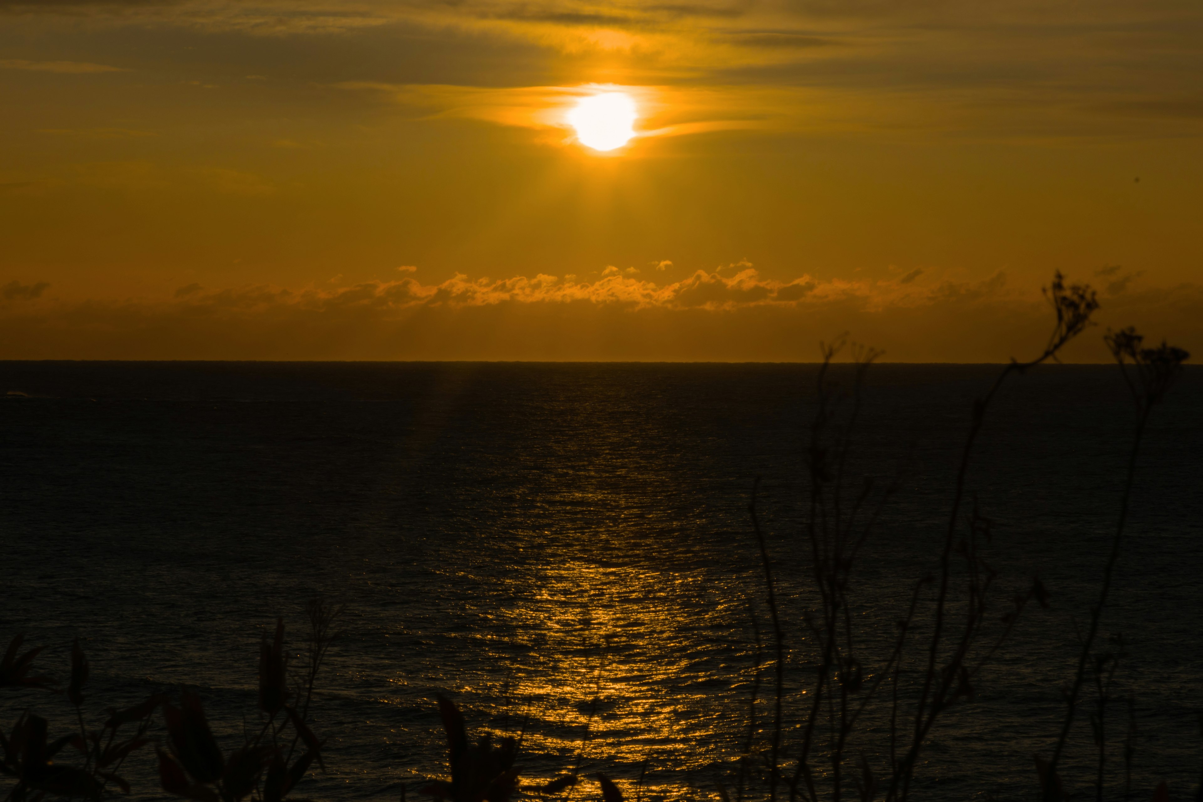 Magnifique coucher de soleil se reflétant sur l'océan