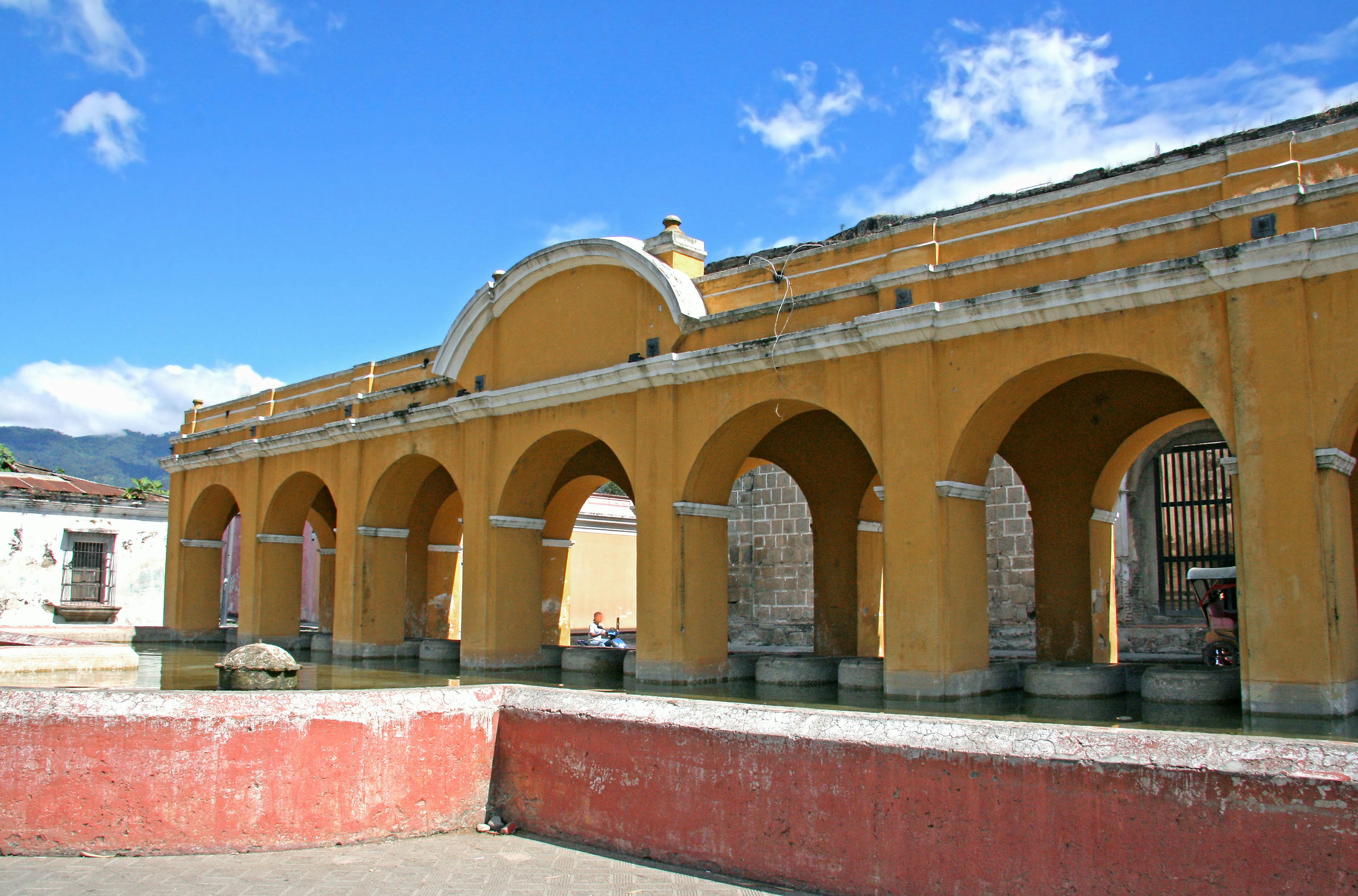 Schönes gelbes Gewölbegebäude in Antigua mit blauem Himmel