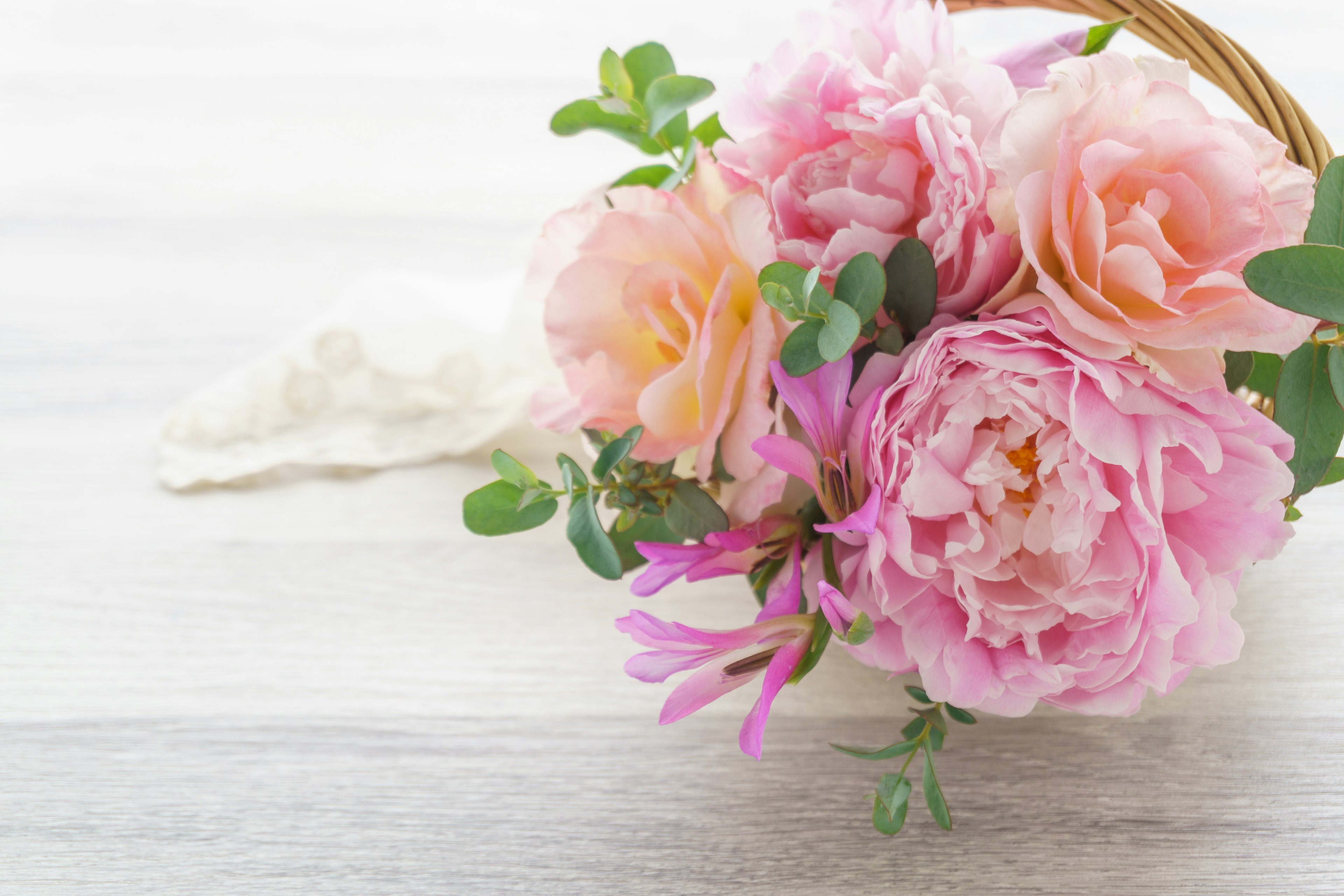 Strauß aus rosa Blumen mit elegant angeordnetem Grün