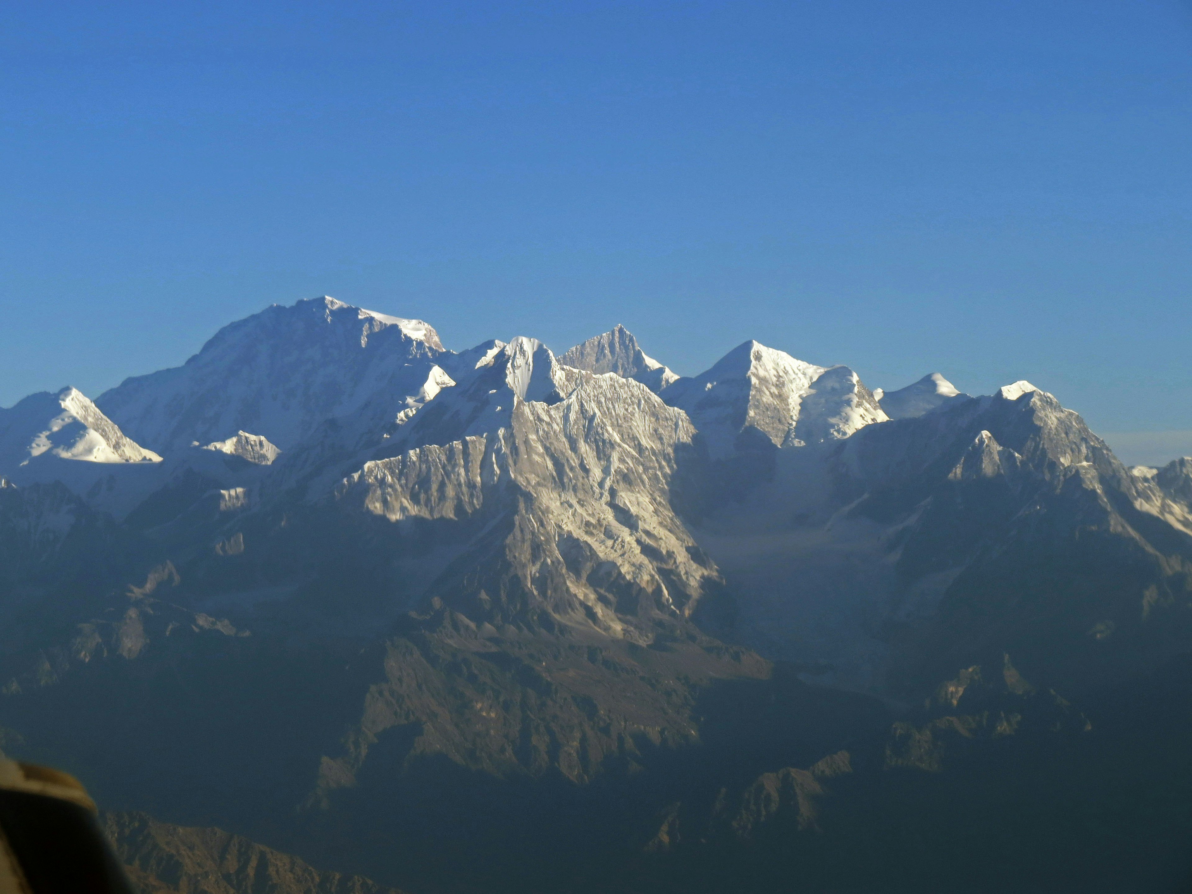 Montagnes majestueuses recouvertes de neige sous un ciel bleu clair