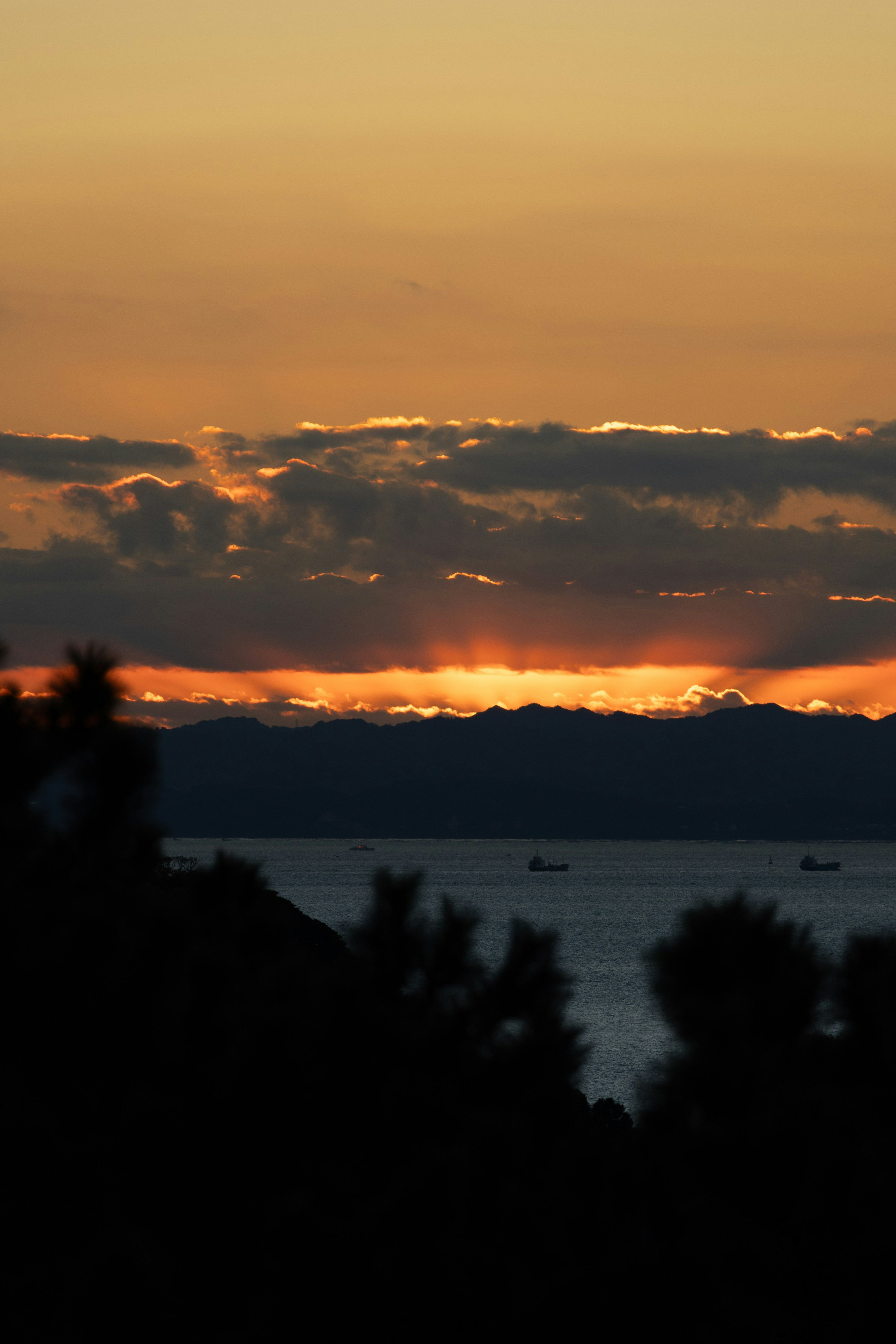 夕焼けの美しい風景と海のシルエット