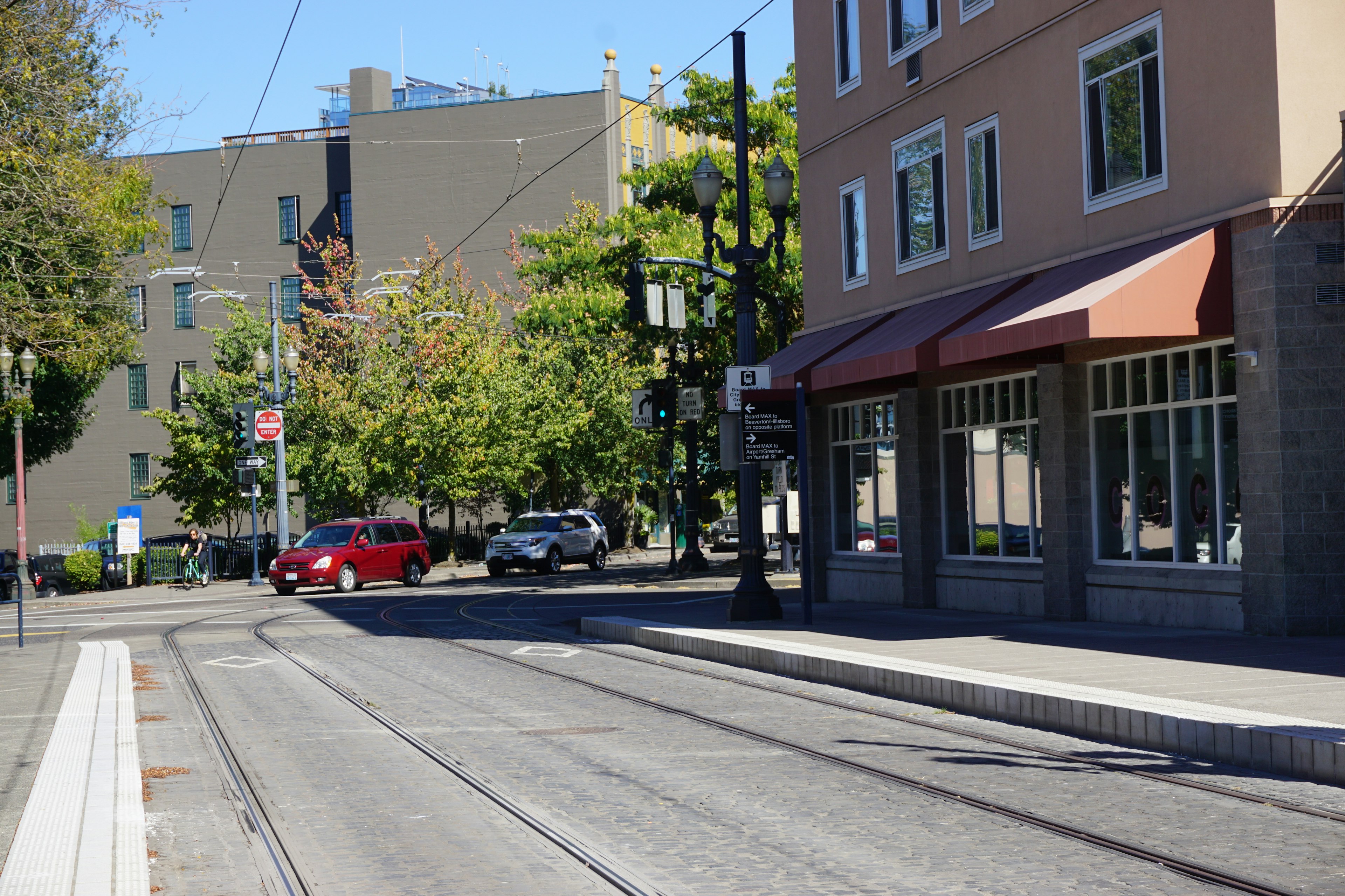 Helle Straßenansicht mit Straßenbahngleisen und Gebäuden