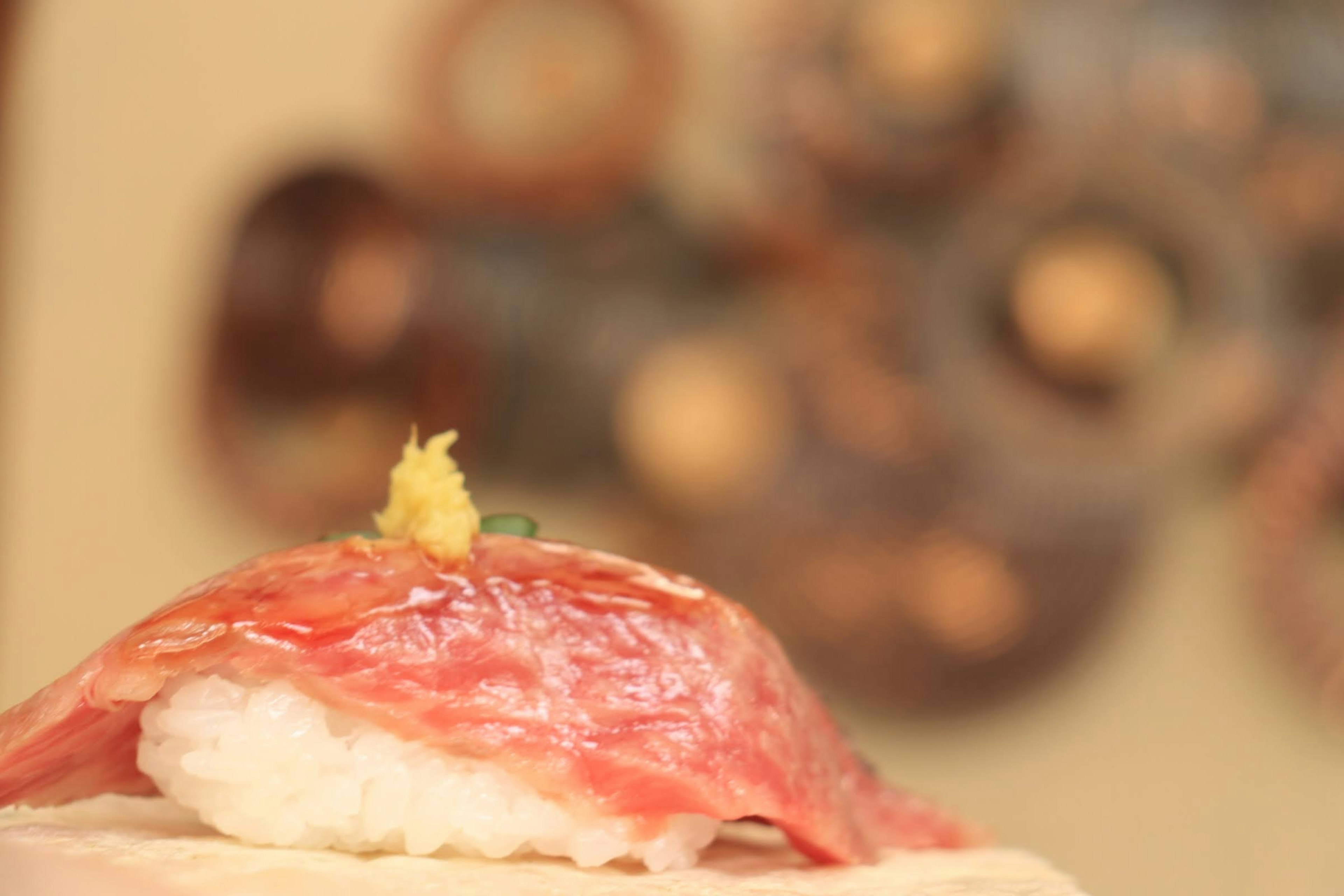 Présentation de sushi avec du poisson rouge et du riz blanc surmonté d'un garniture jaune