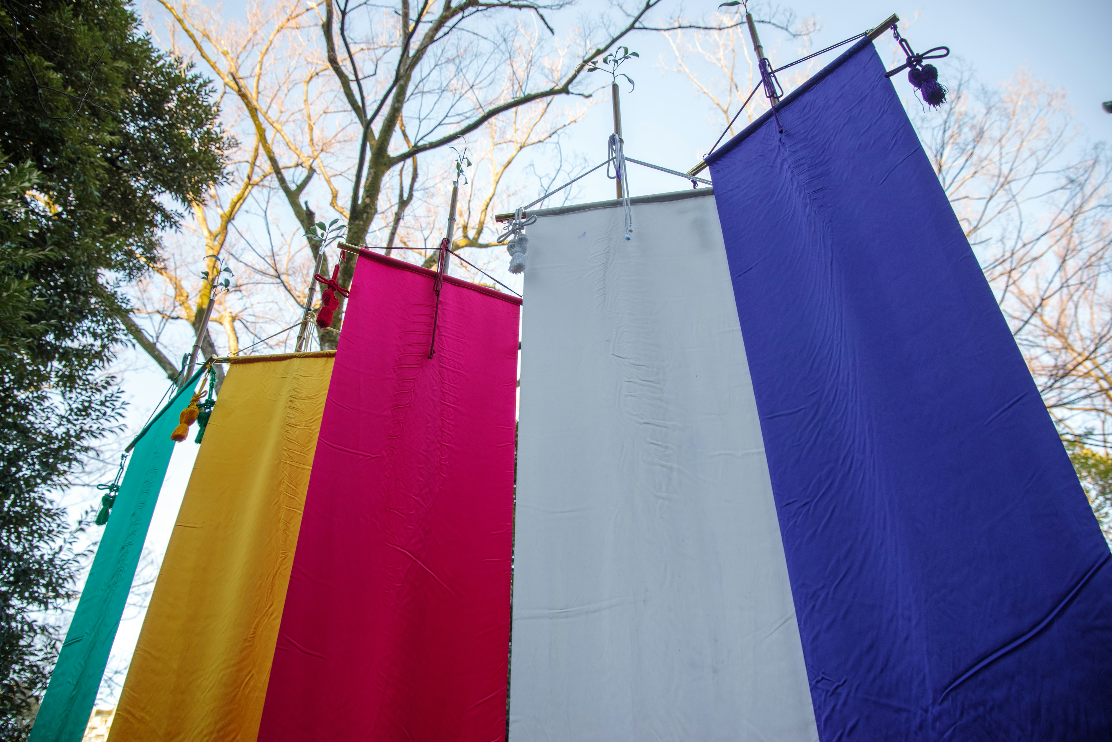 Bunte Stoffbanner hängen in einer natürlichen Umgebung