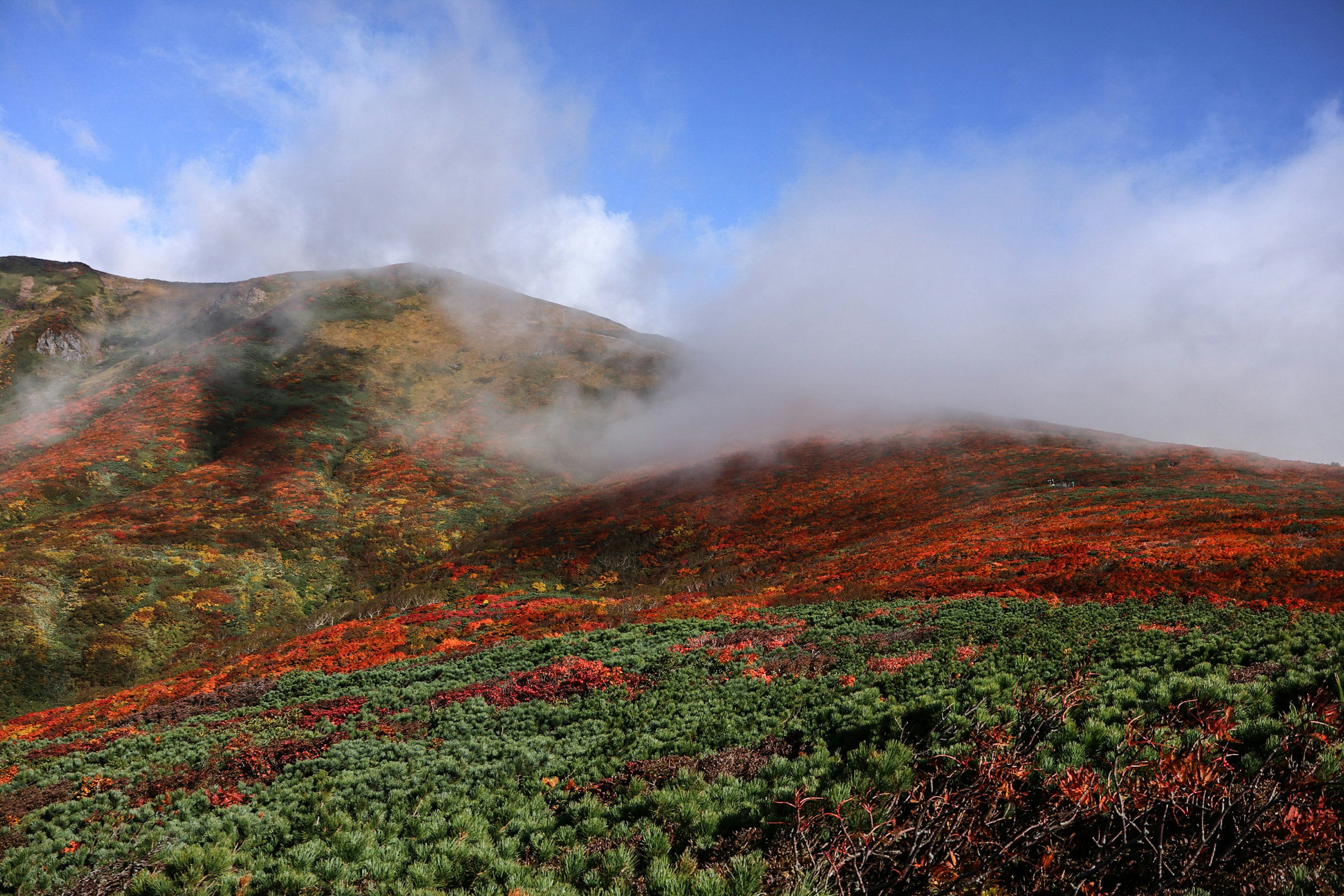 五彩斑斓的秋季山景，云朵和蓝天