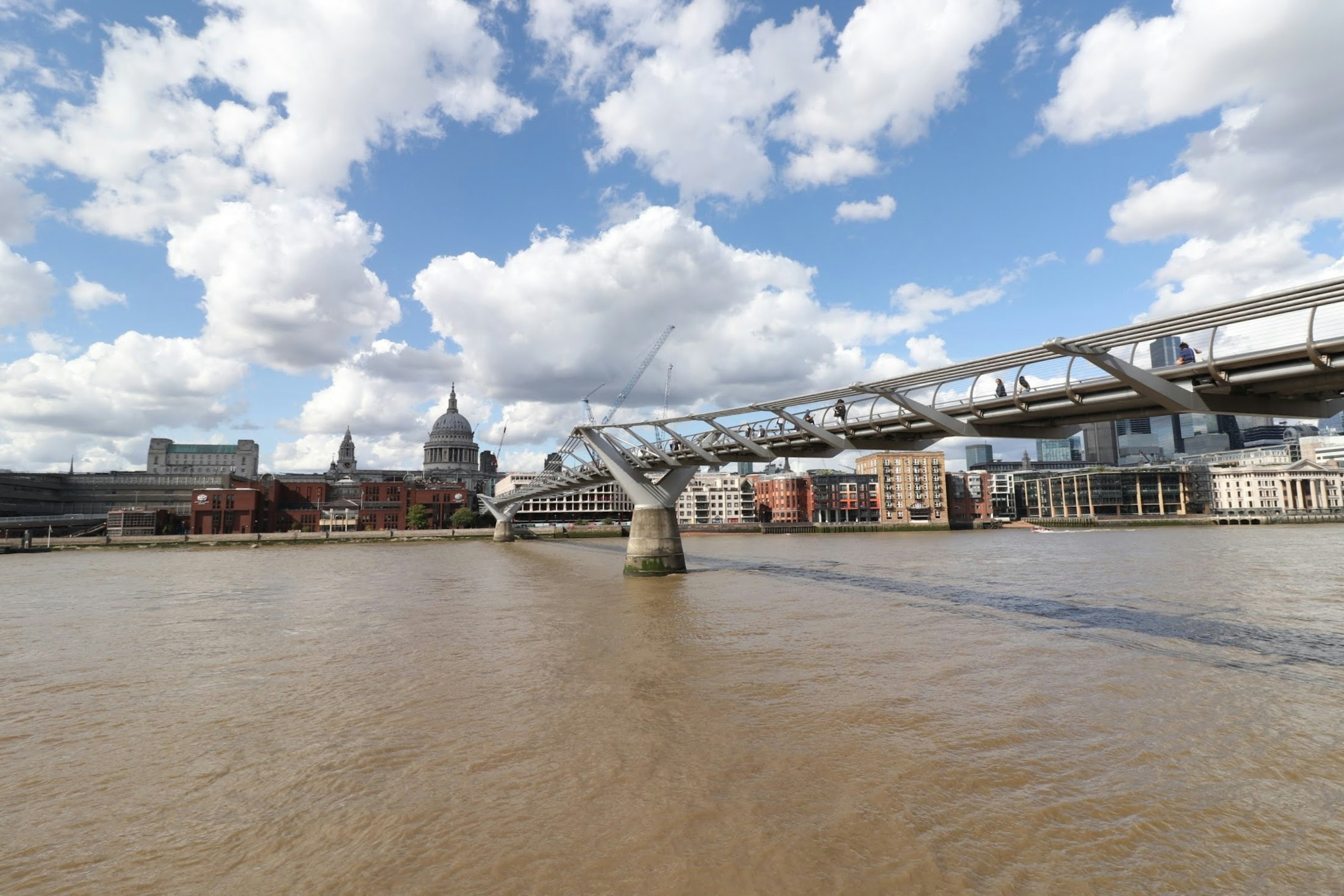 Vista del río Támesis y el Puente del Milenio con la Catedral de San Pablo al fondo