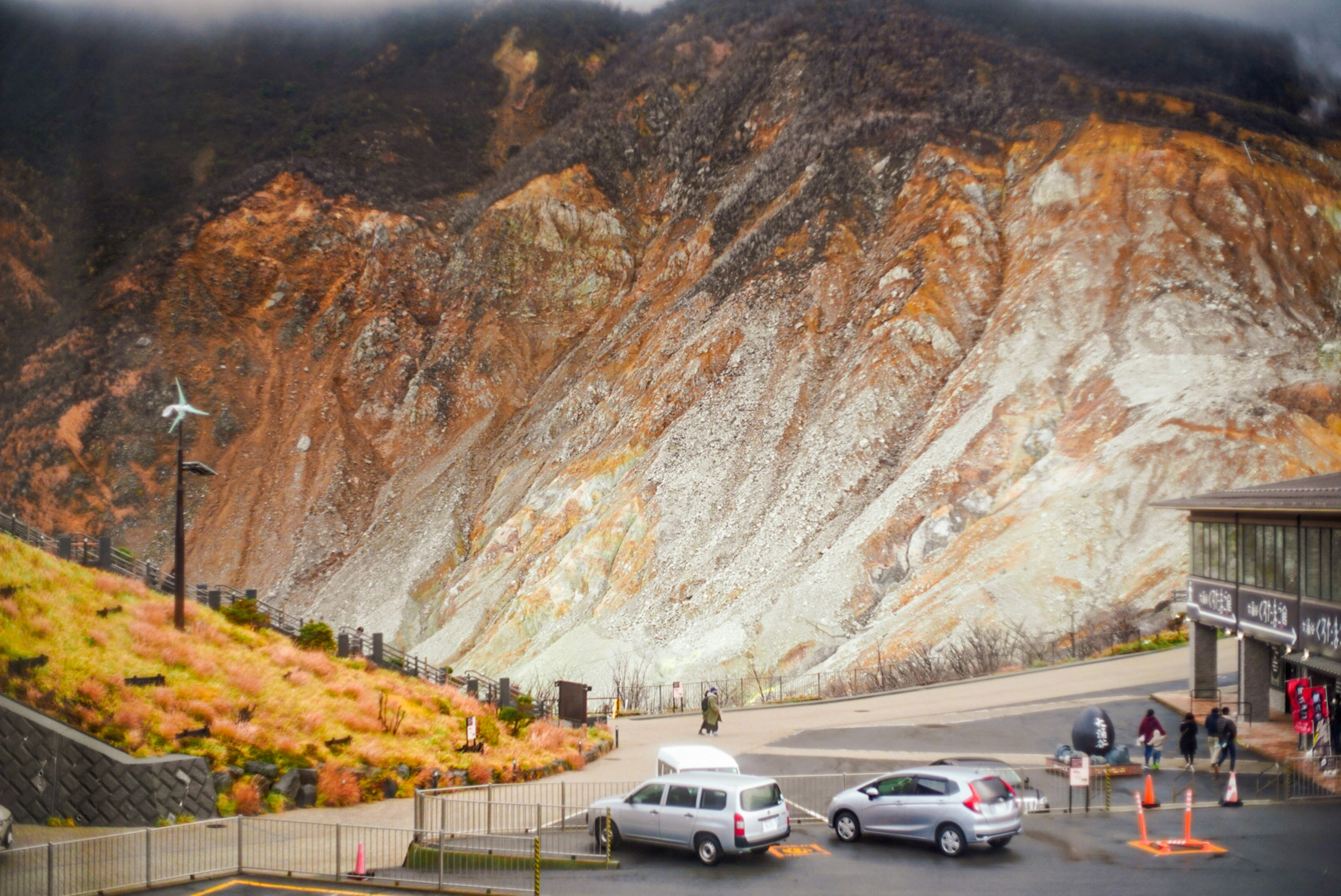 山の風景と観光客のいる駐車場