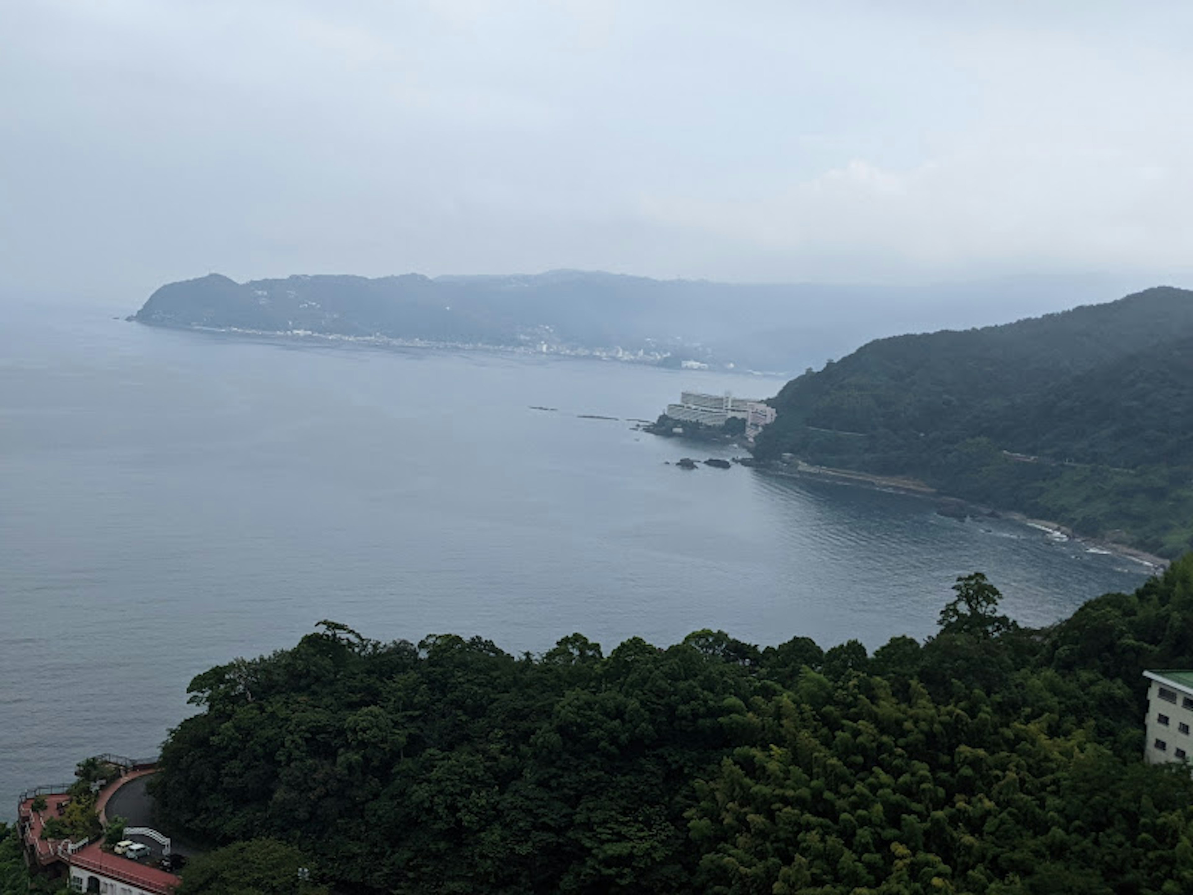 Landschaftsansicht von Bergen und Meer mit bewölktem Himmel