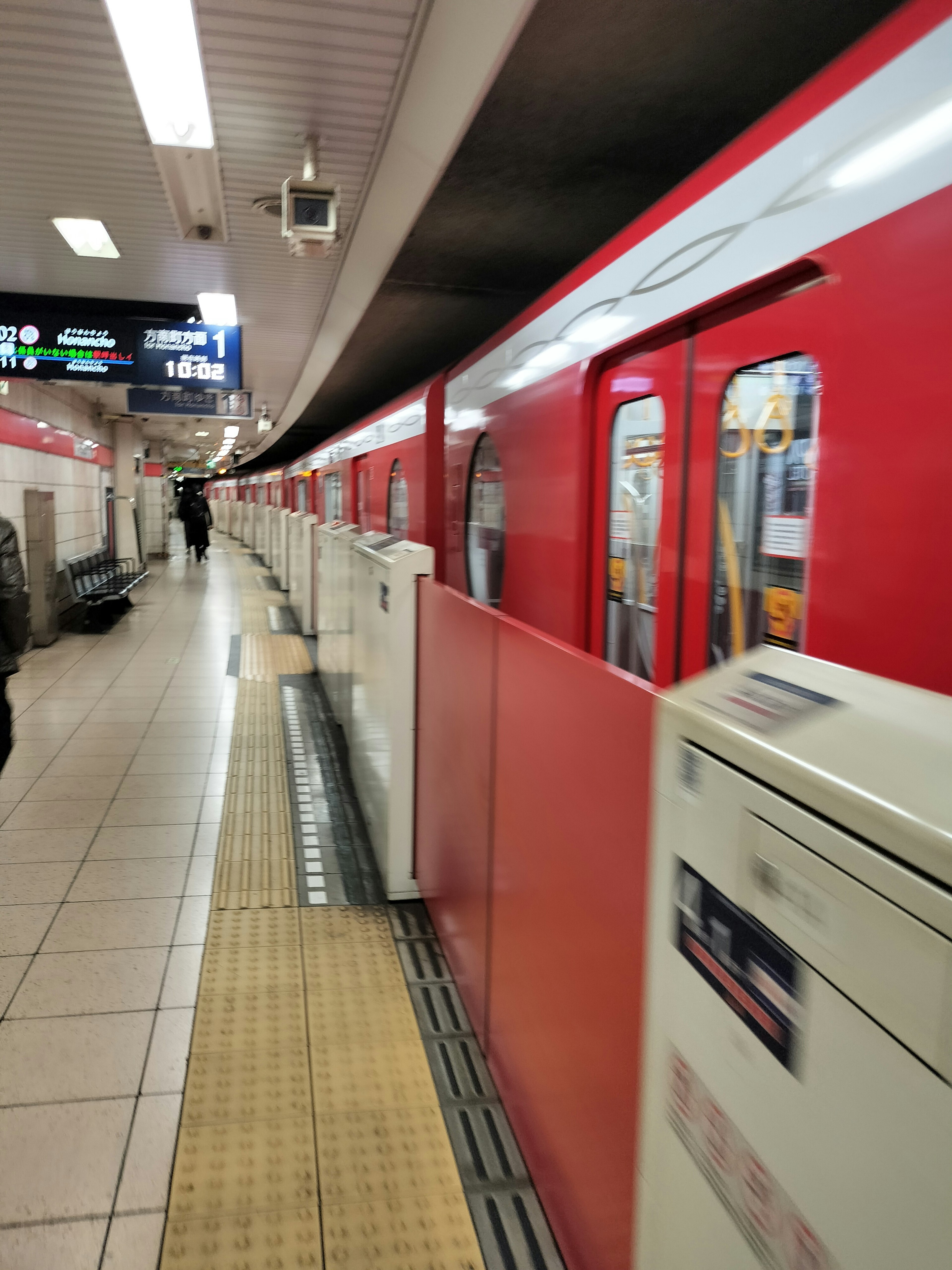 Treno rosso su una banchina della metropolitana