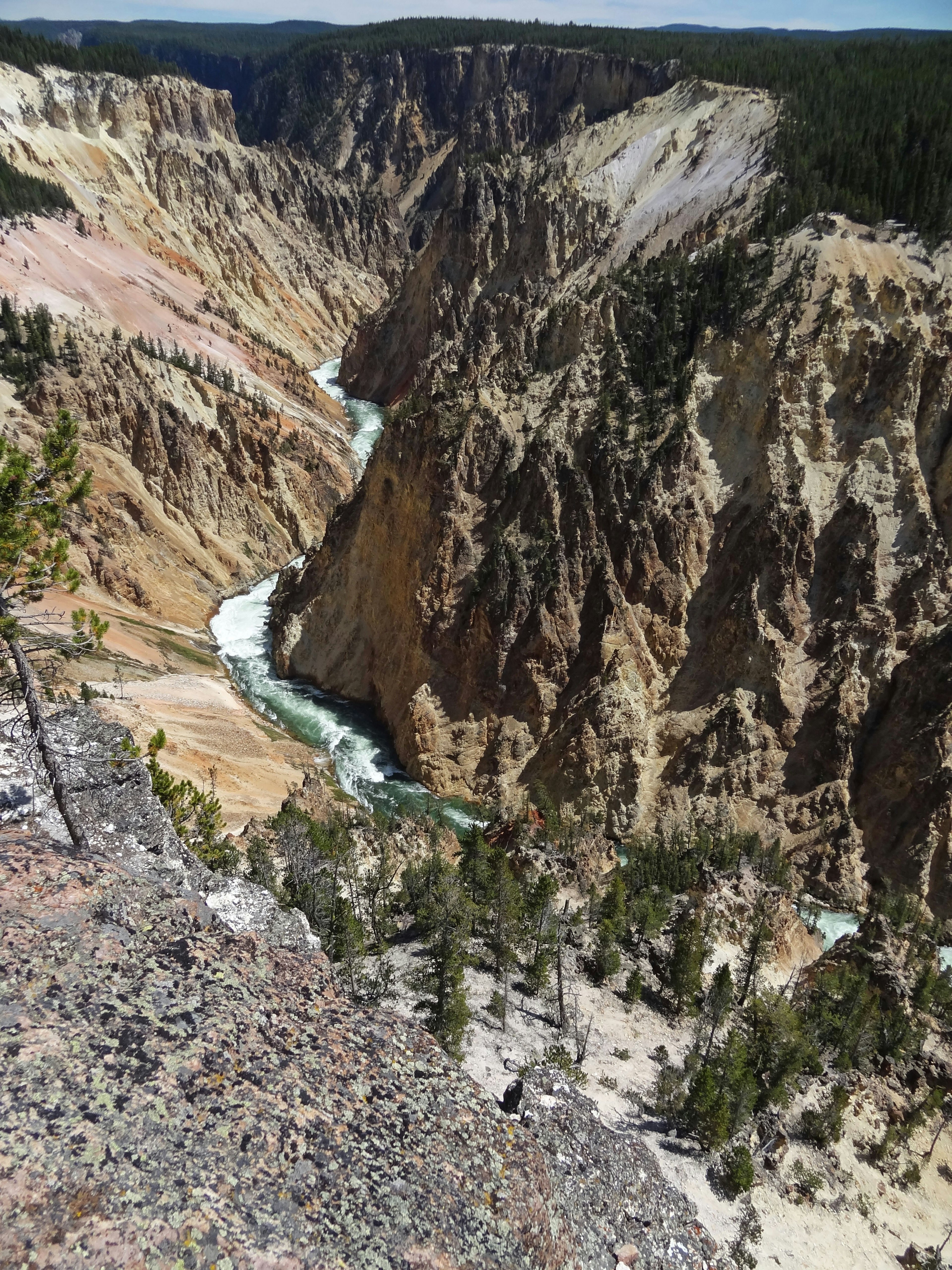 Vista escénica del Gran Cañón de Yellowstone con acantilados empinados y un río