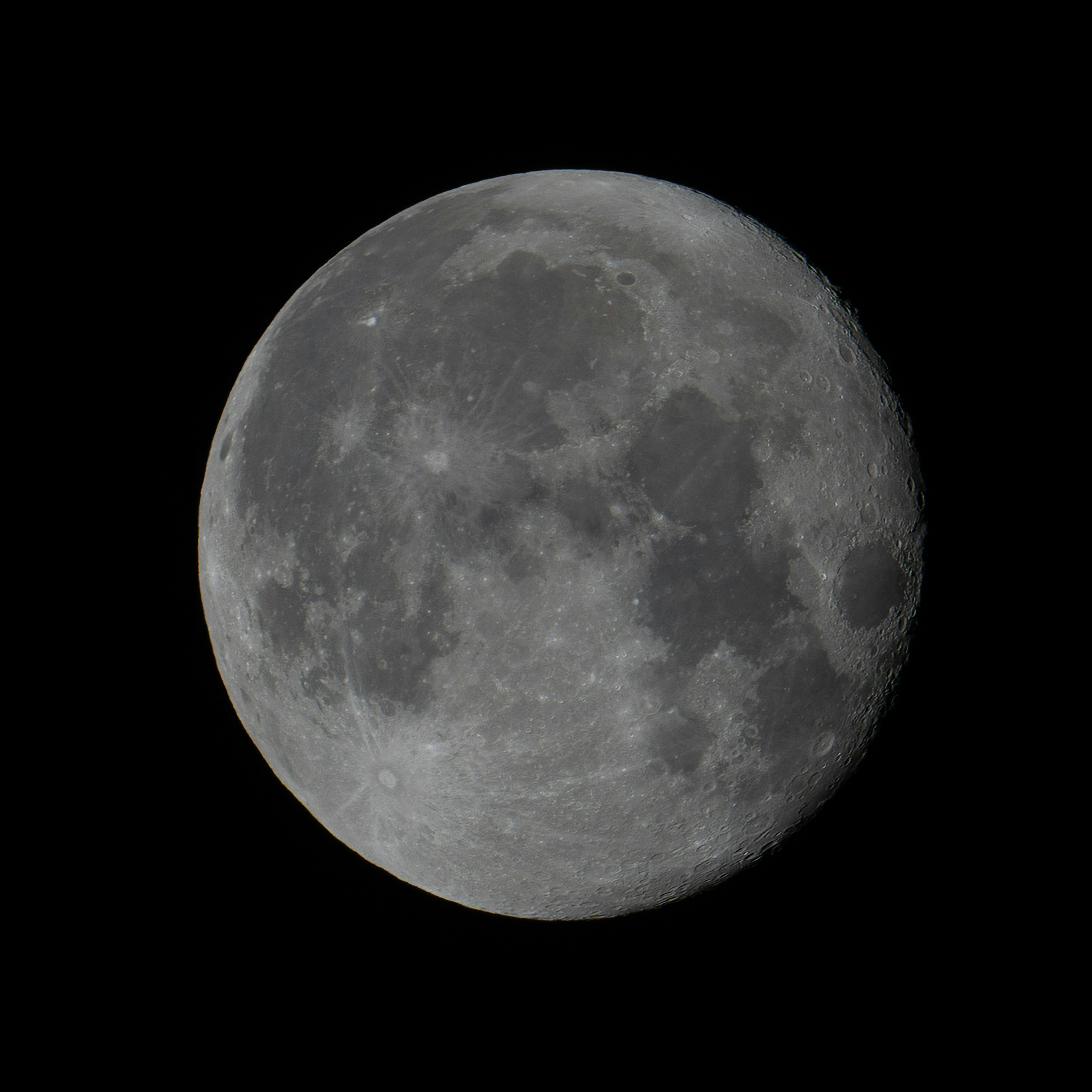 Primer plano de una luna llena con superficie gris detallada y cráteres visibles