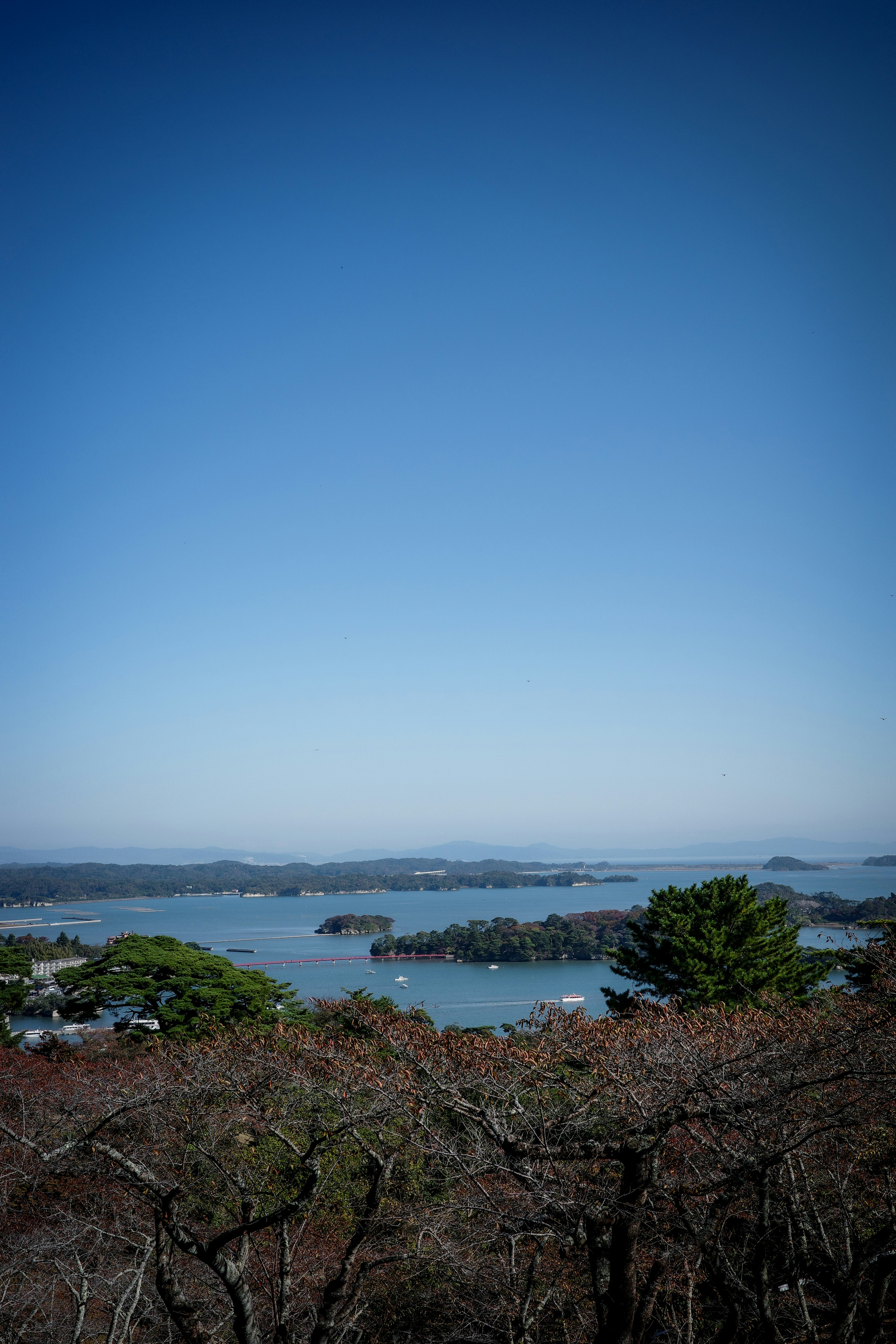 蓝天与水域的风景，远处有岛屿