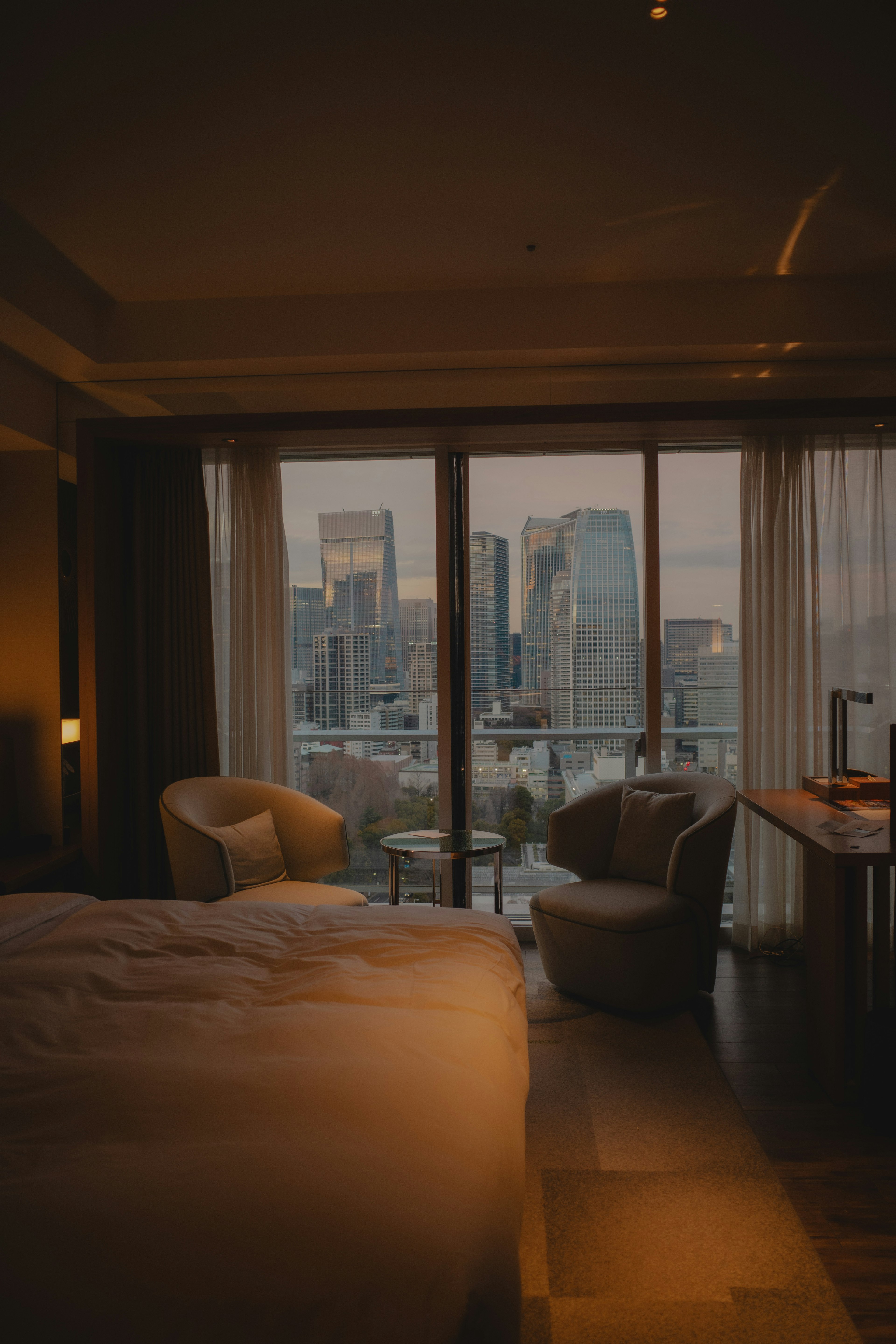 Vue sur la ville depuis une chambre d'hôtel de luxe avec une atmosphère chaleureuse