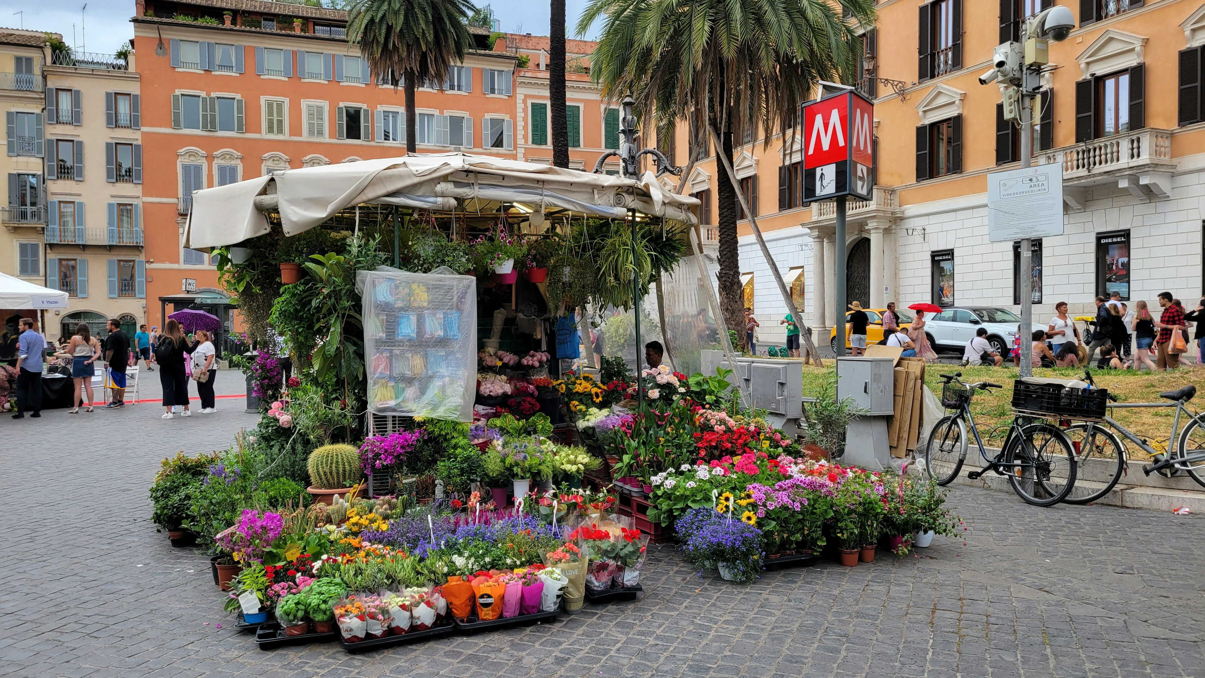 Banco dei fiori circondato da fiori vivaci in un mercato