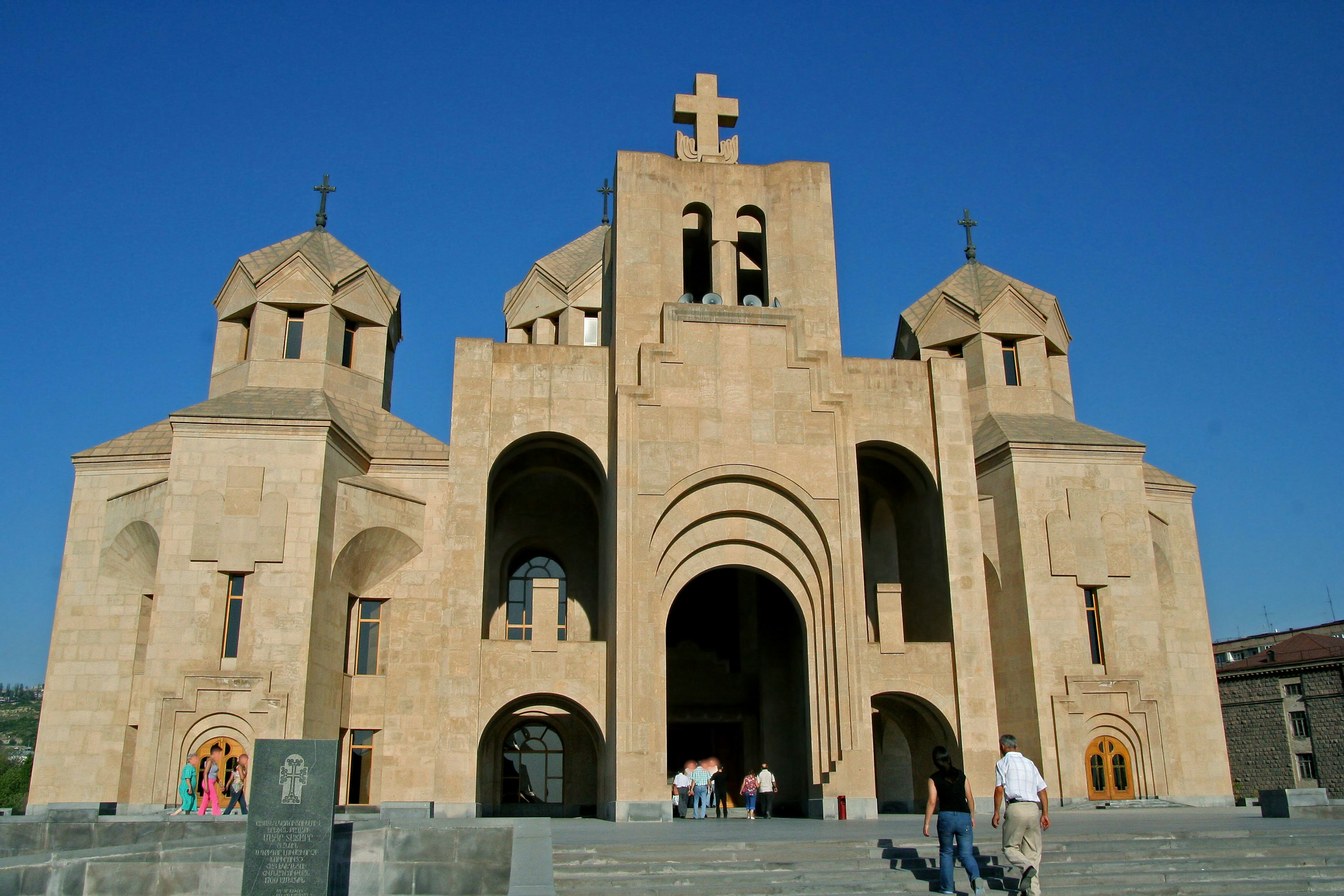 Eksterior gereja Armenia di bawah langit biru menampilkan arsitektur megah