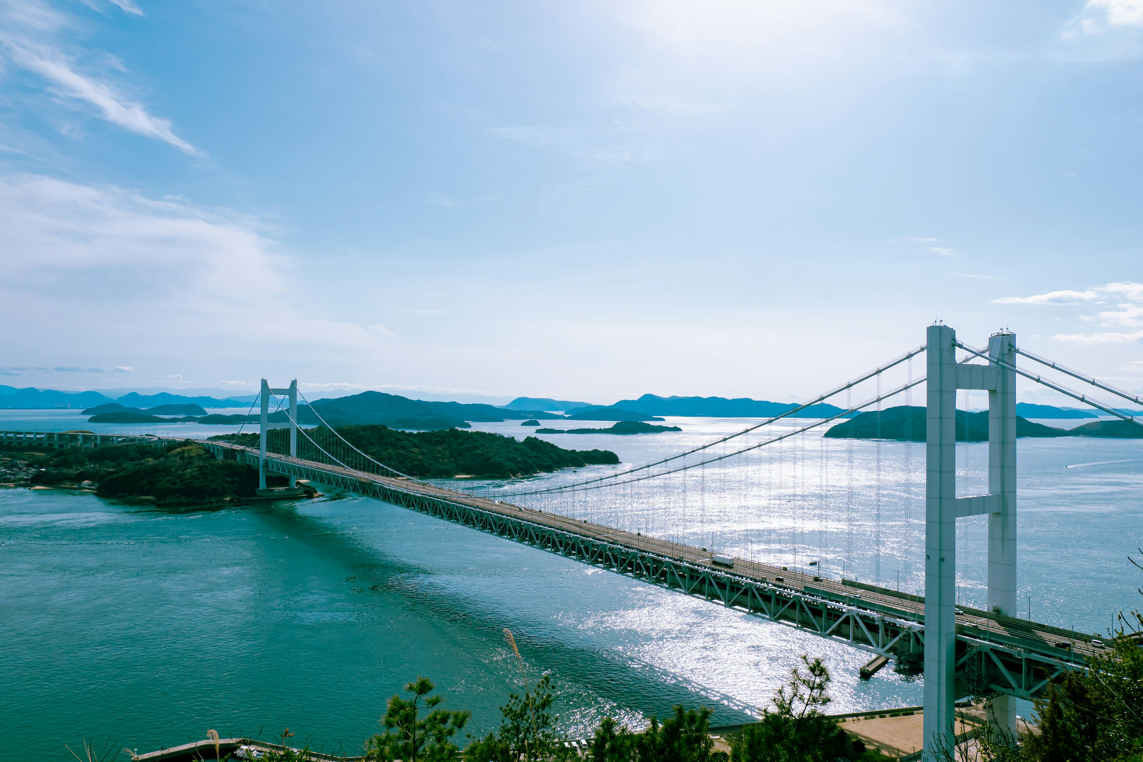 美丽的桥梁横跨海面与蓝天的风景