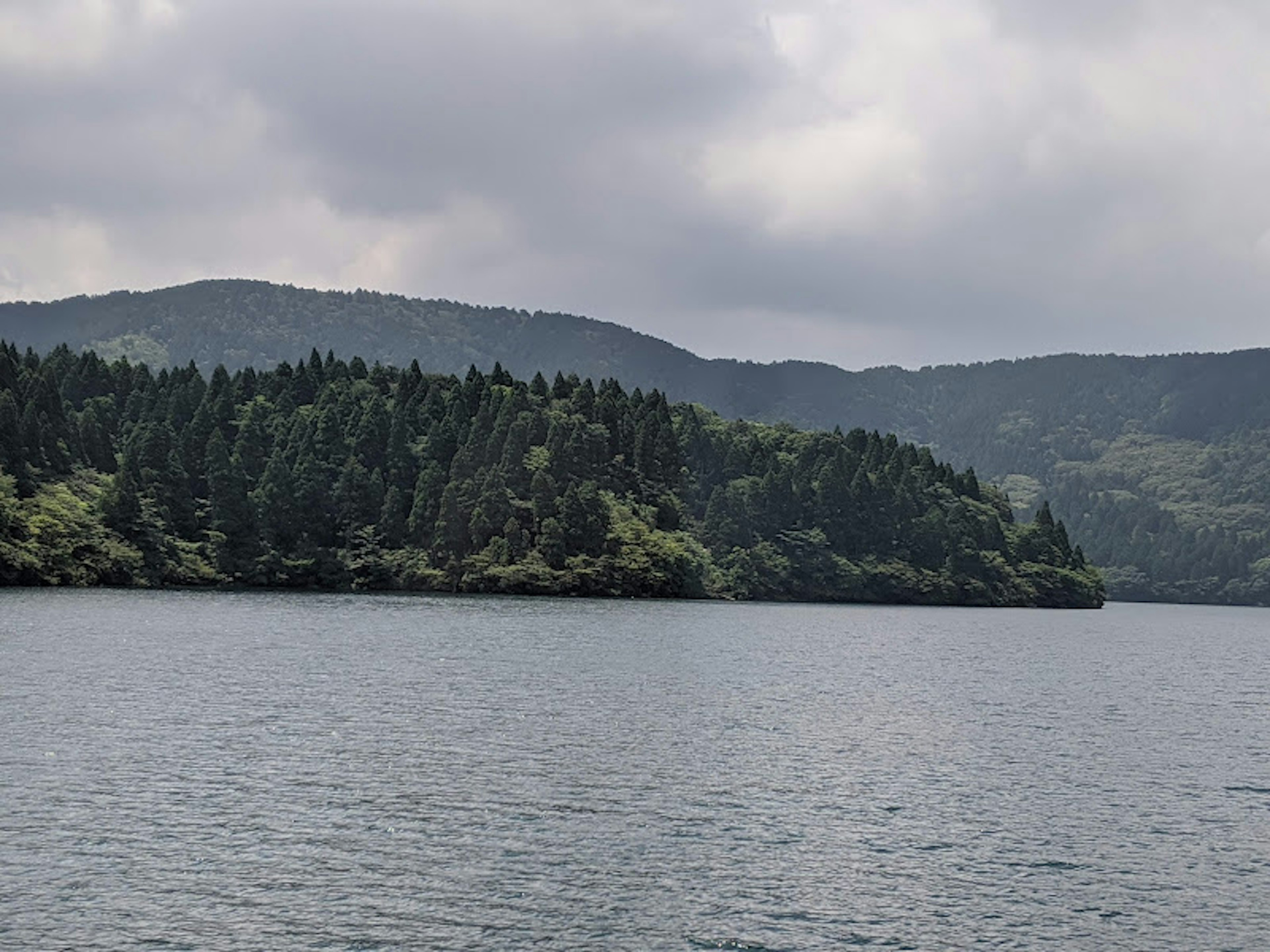 Ruhiger Blick auf den See mit üppigen grünen Bergen