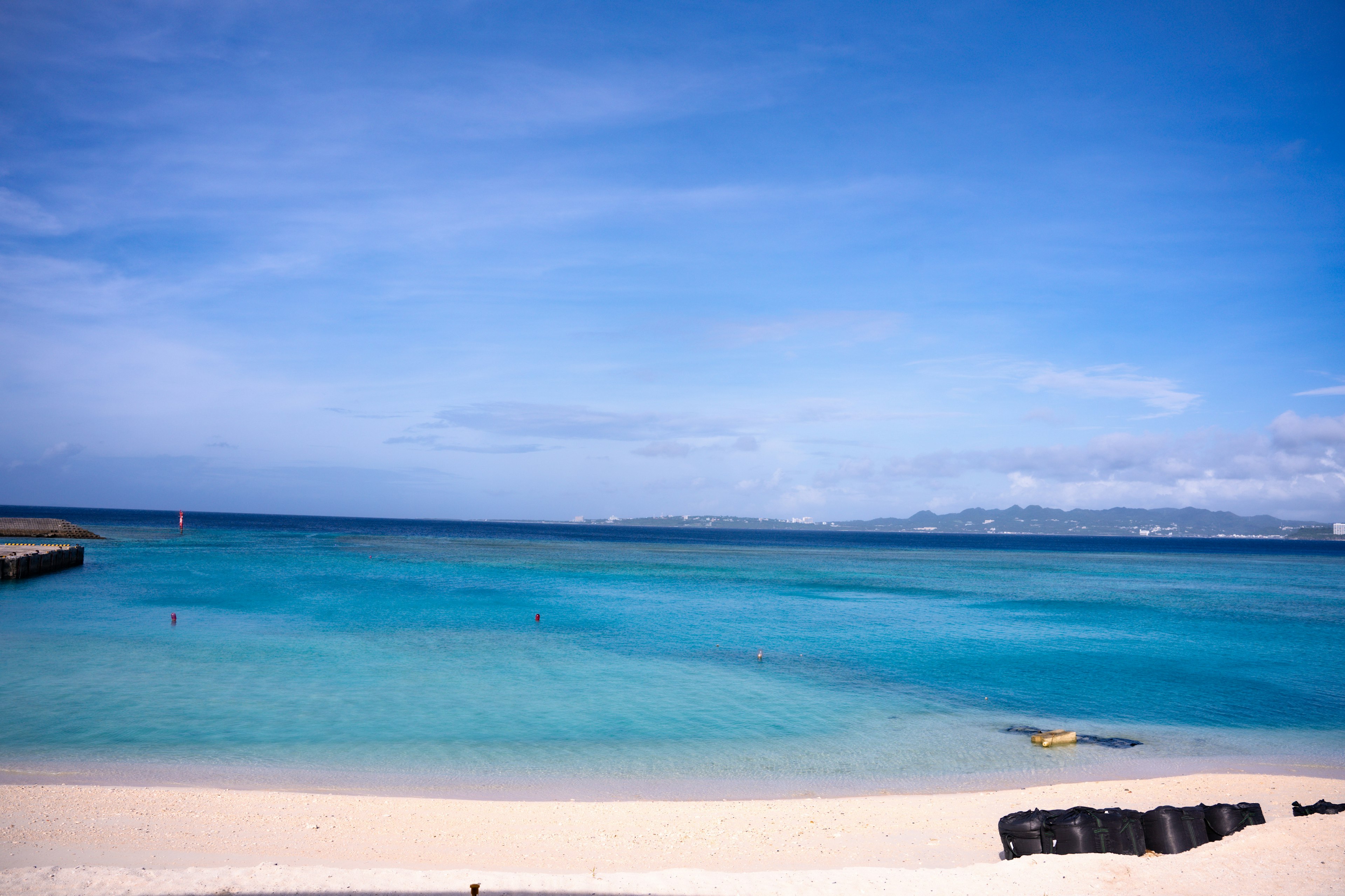 青い海と白い砂浜が広がる美しいビーチの風景