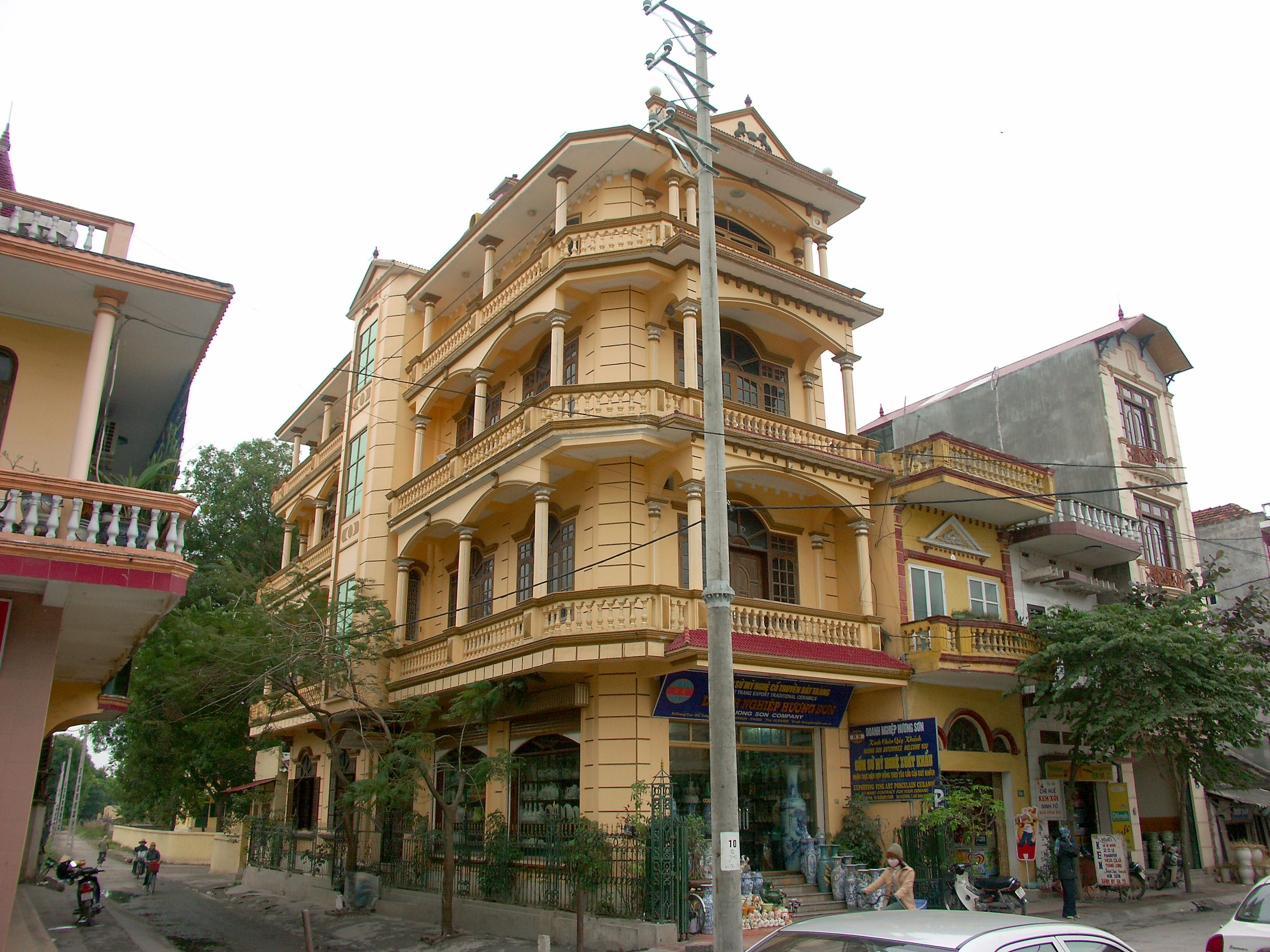 Vista de la calle con un edificio amarillo con varios balcones