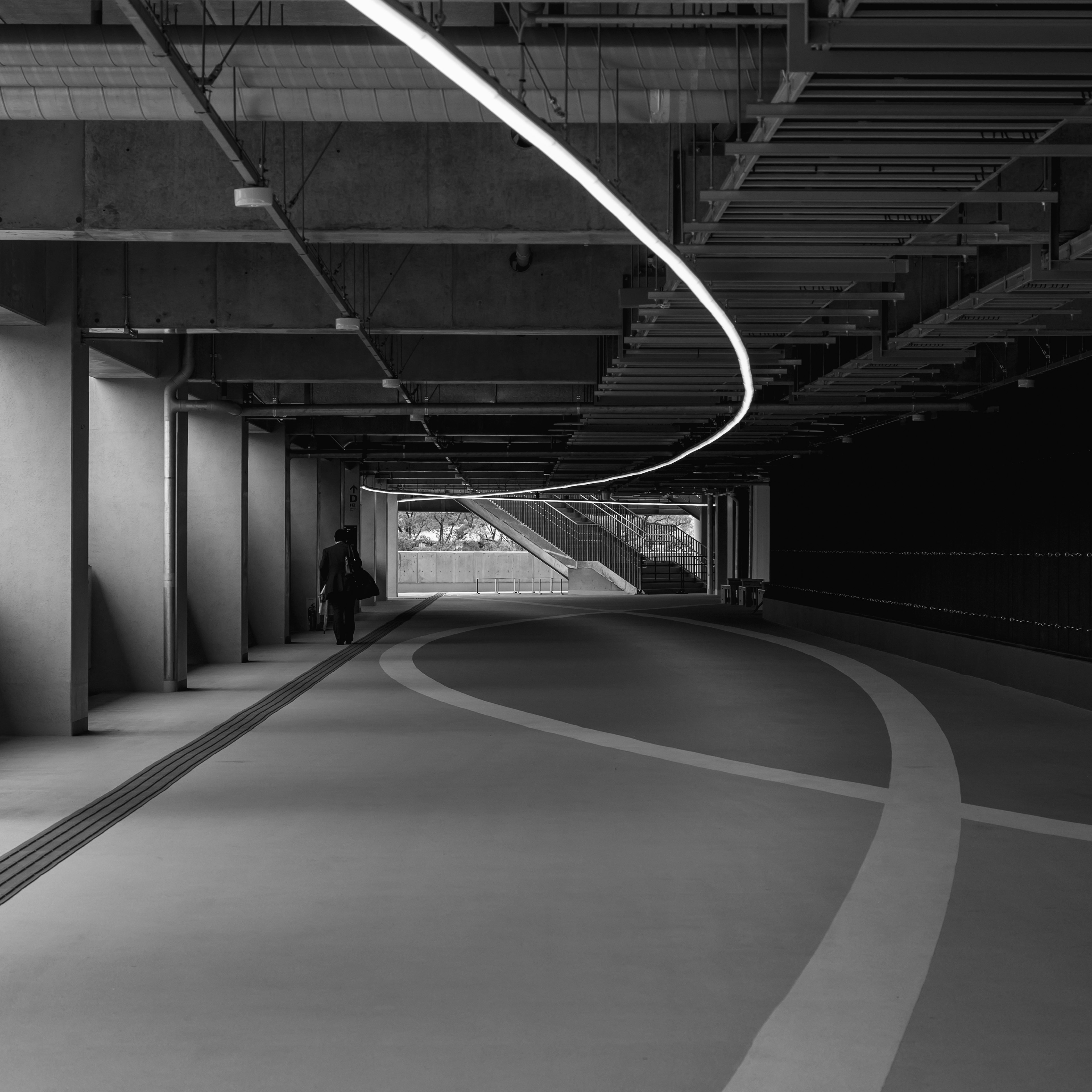 Interior de un edificio moderno con iluminación curva y suelo liso