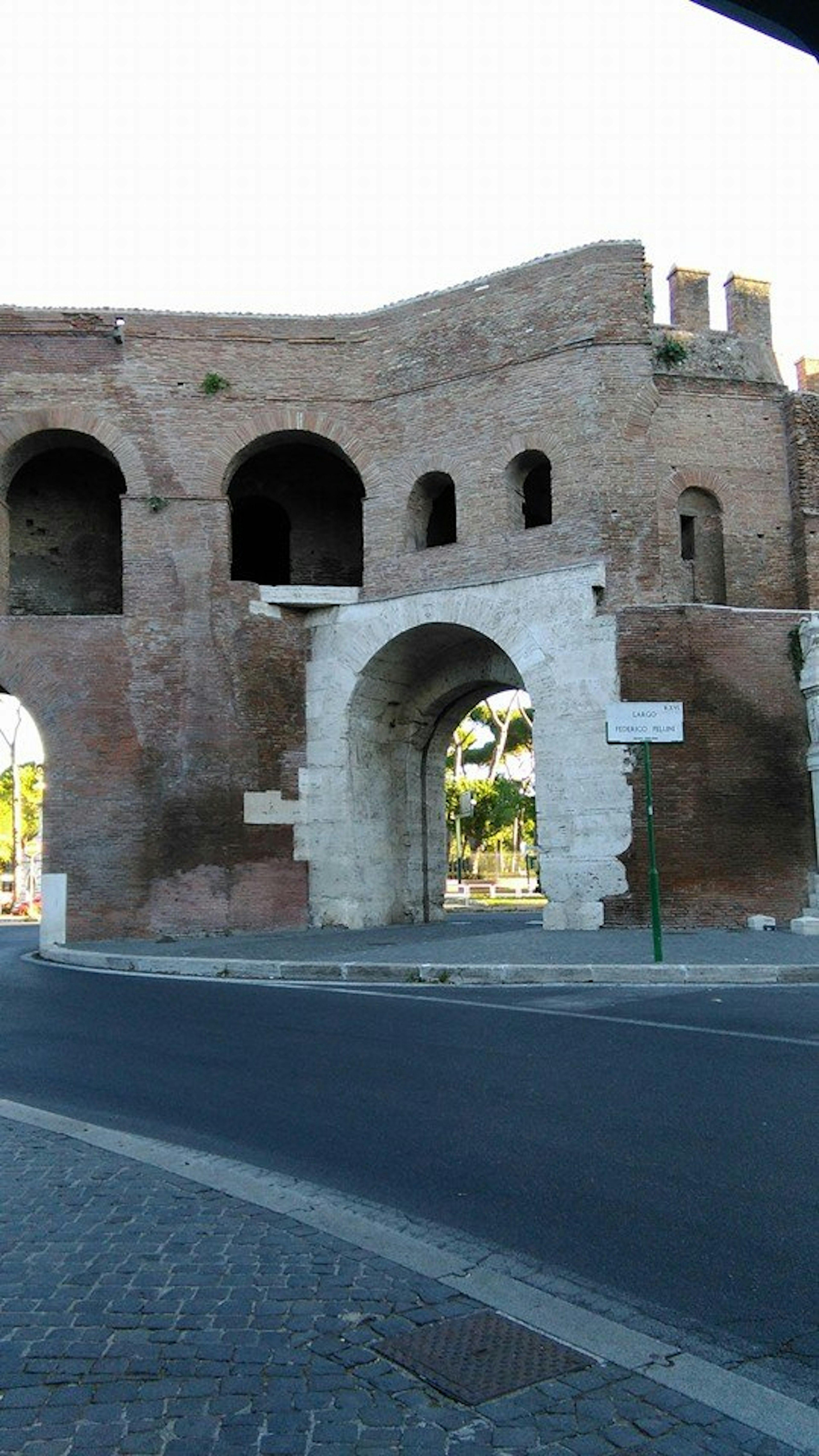 Rovine romane antiche con una struttura ad arco e muri in mattoni