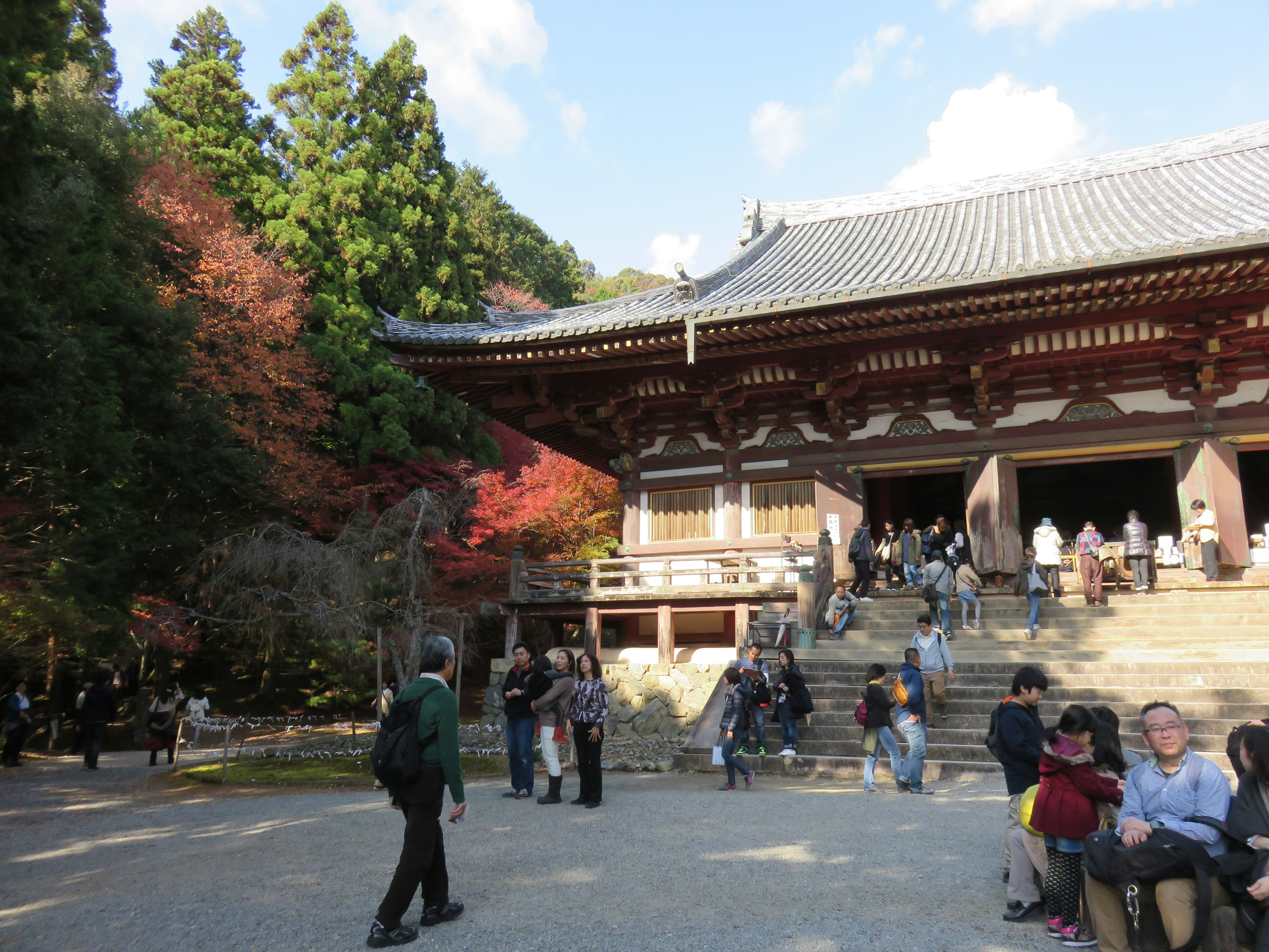 美しい紅葉のある寺院の外観と観光客