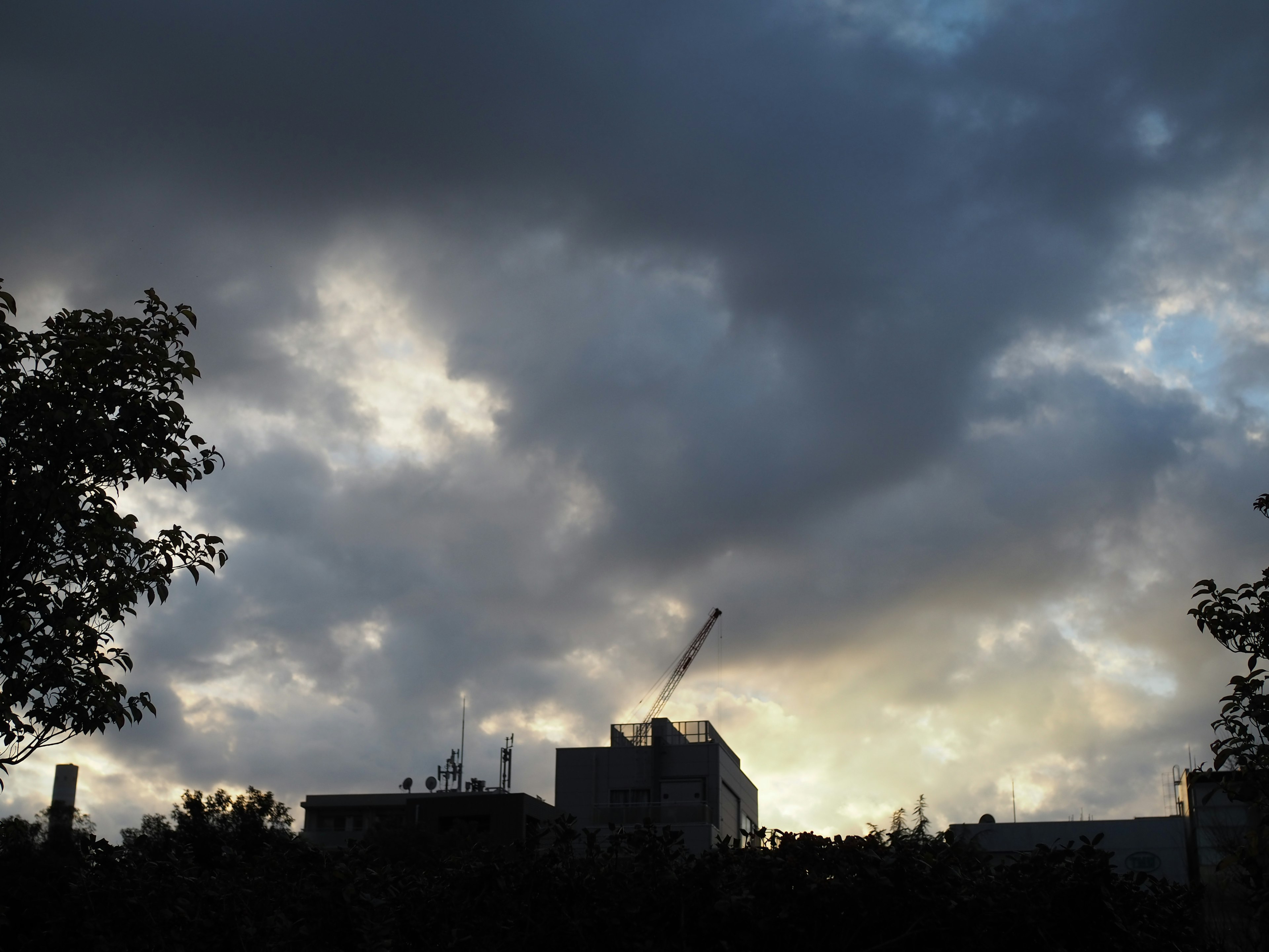 曇り空と建物のシルエットが映る夕方の風景