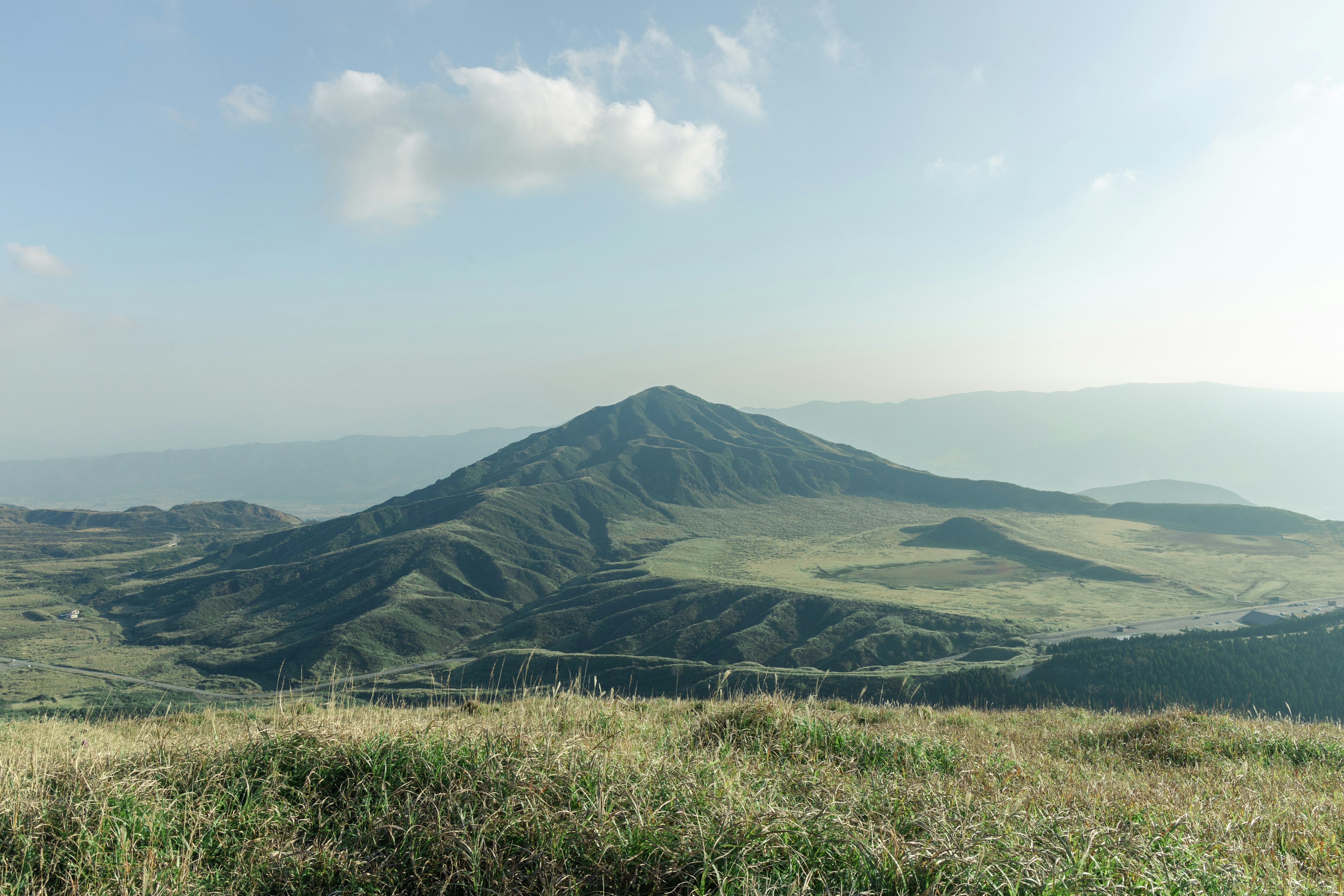 緑の丘と青い空を背景にした山の風景