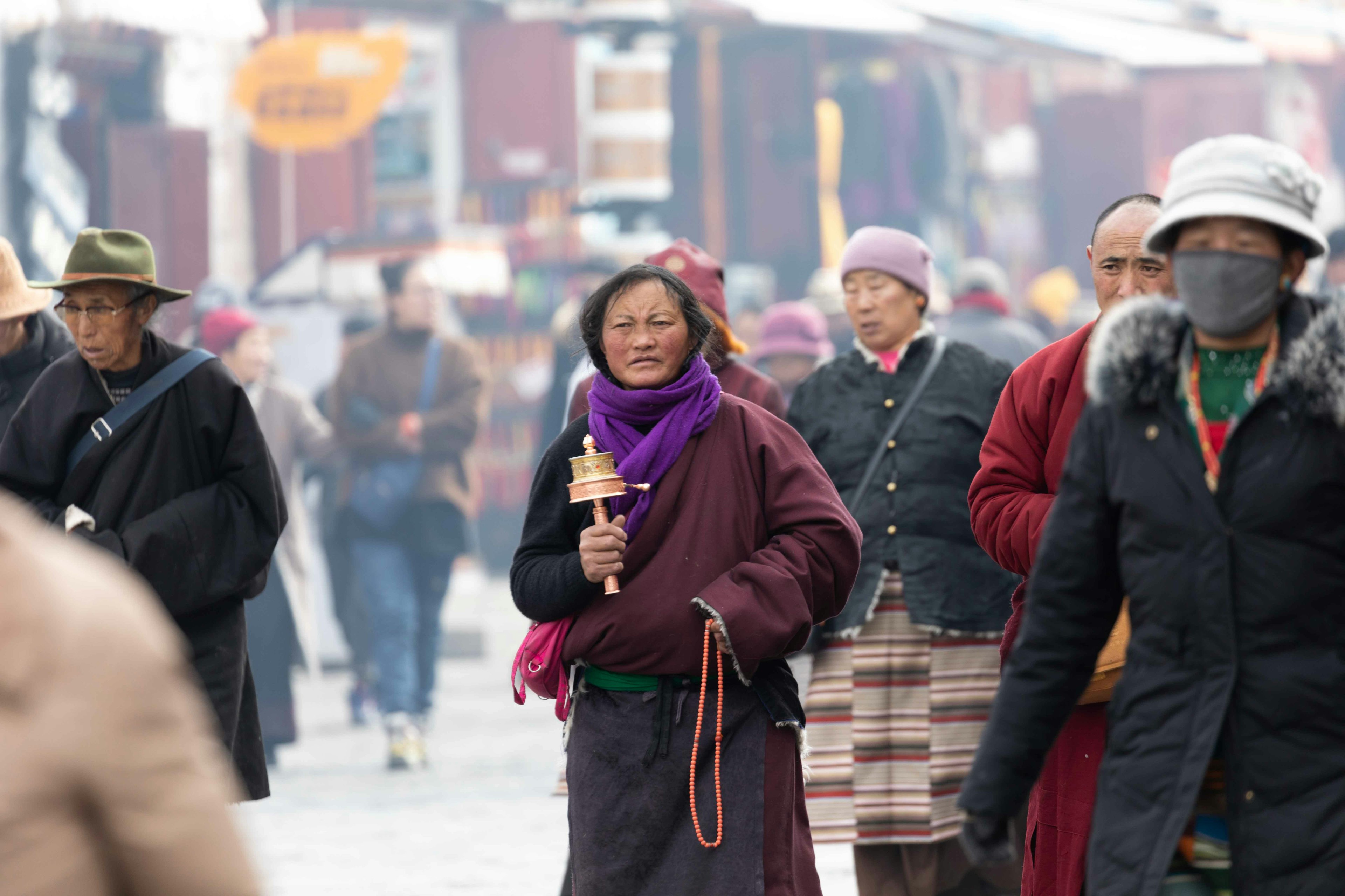 Personas caminando por una calle concurrida con ropa tradicional