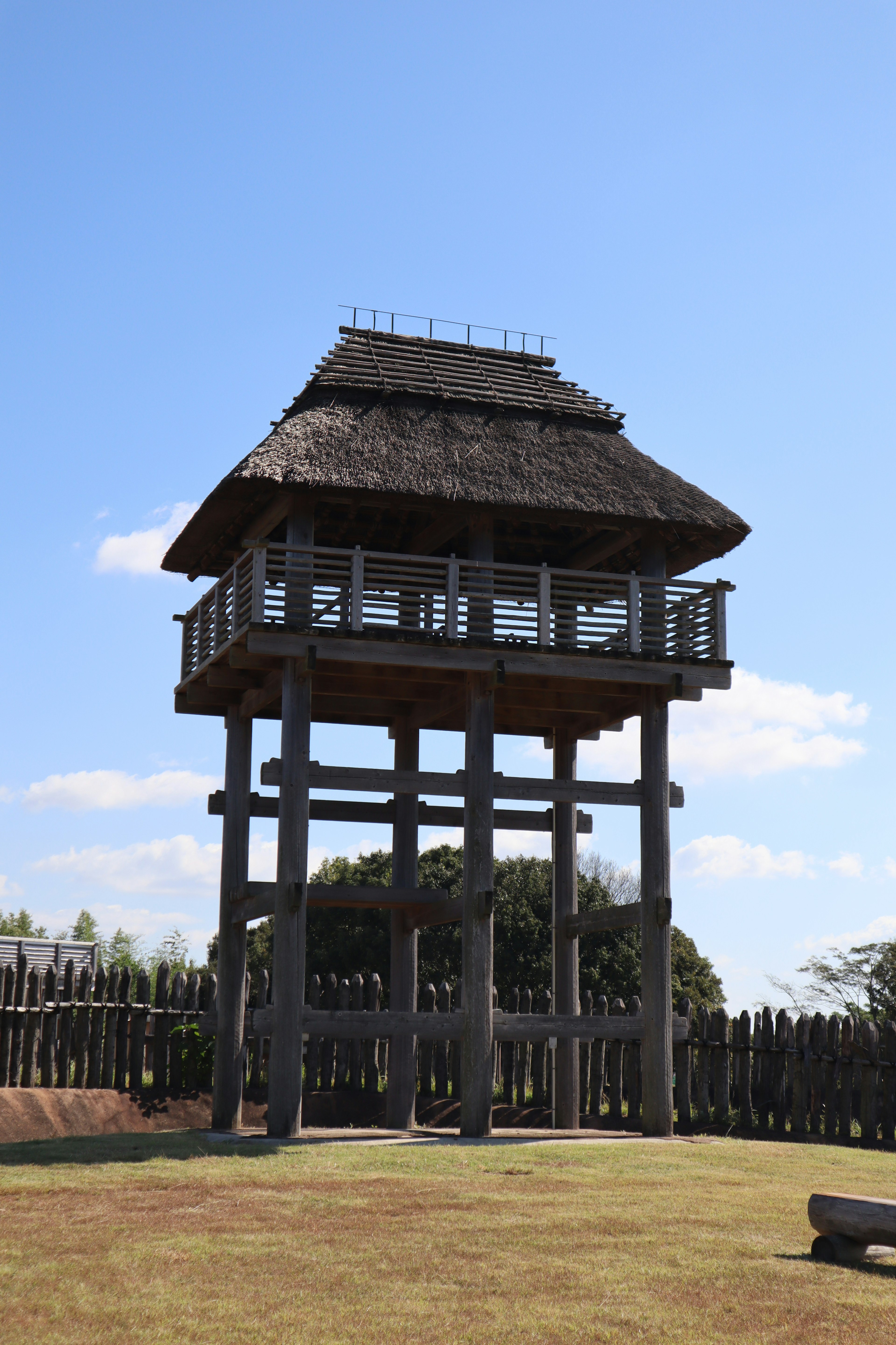 Menara pengawas kayu berdiri di bawah langit biru