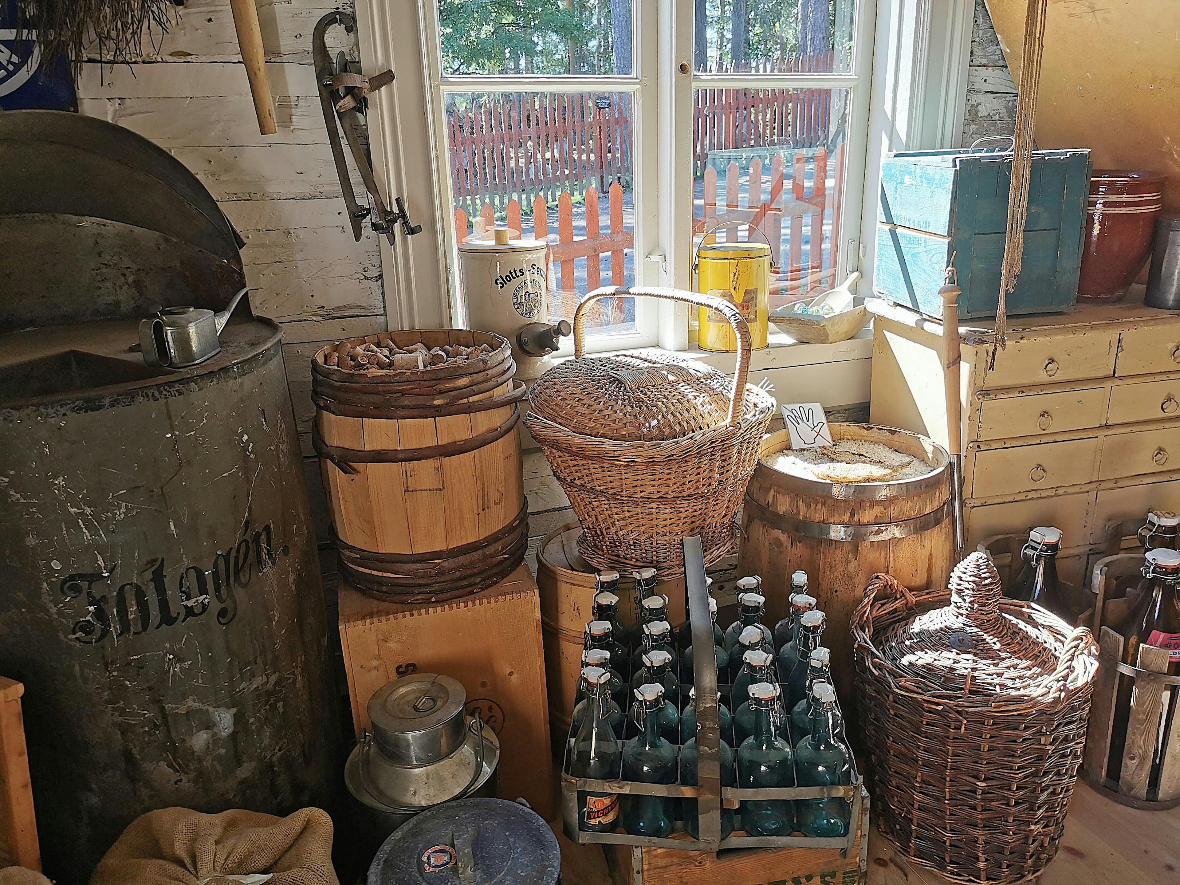 Intérieur d'un ancien atelier avec des paniers en bois et des bouteilles