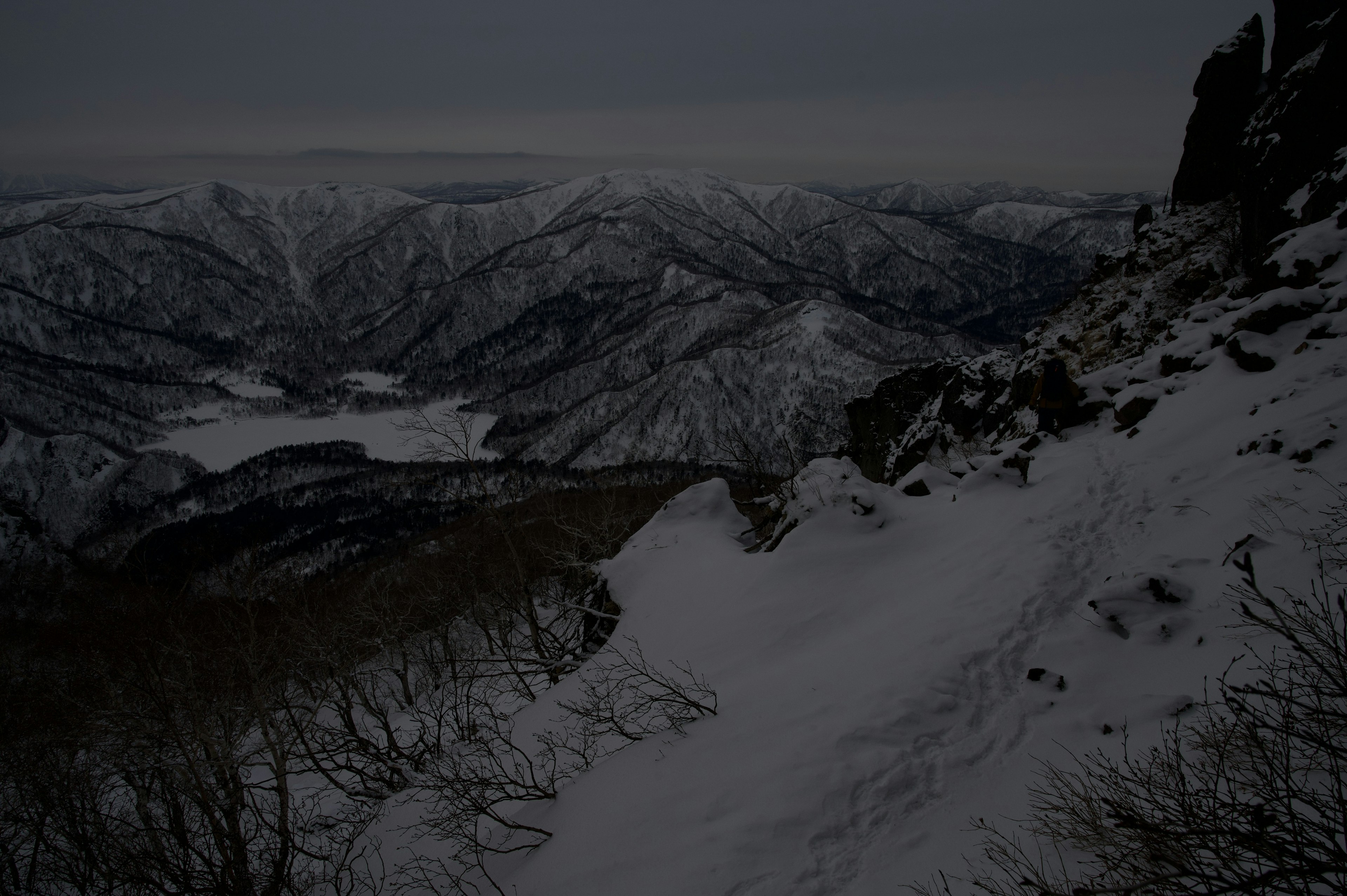 雪に覆われた山の風景と暗い空