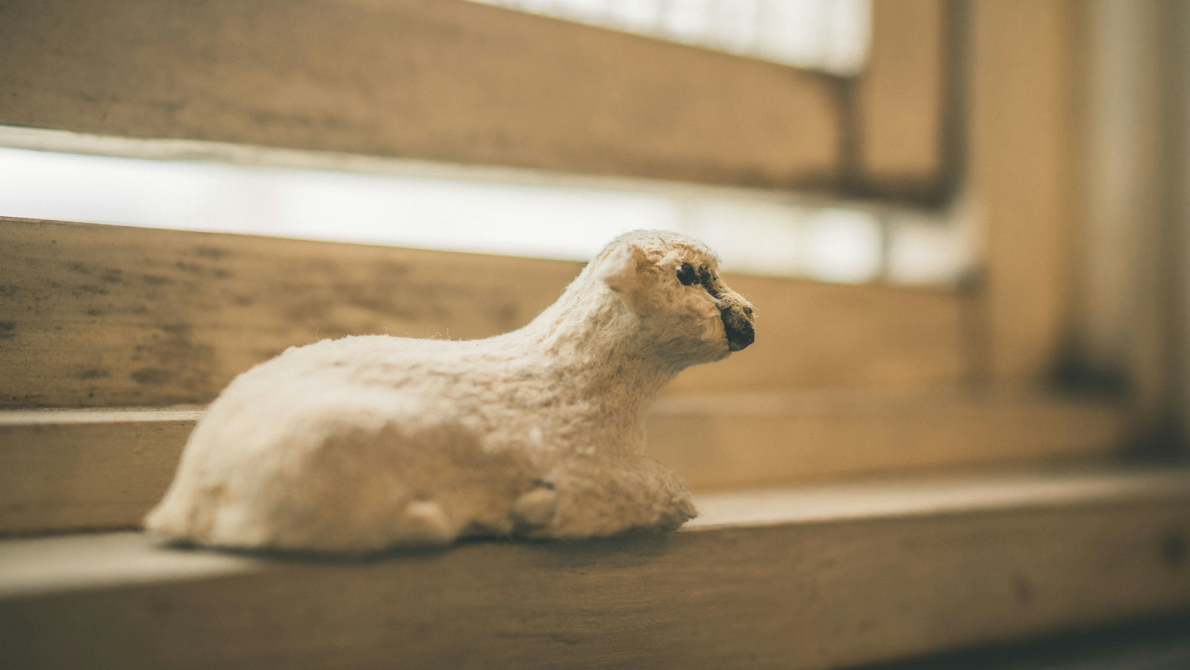 Kleine weiße Tierskulptur auf einer Fensterbank platziert