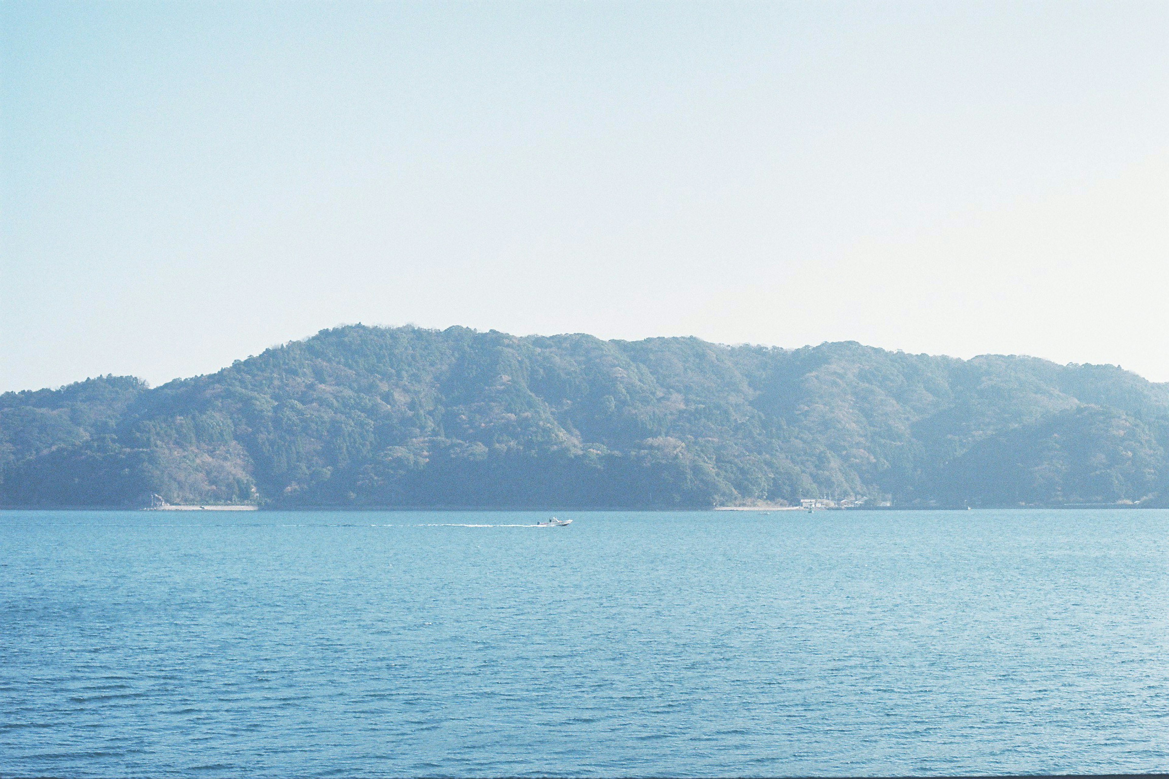 静かな海と遠くの山々の風景