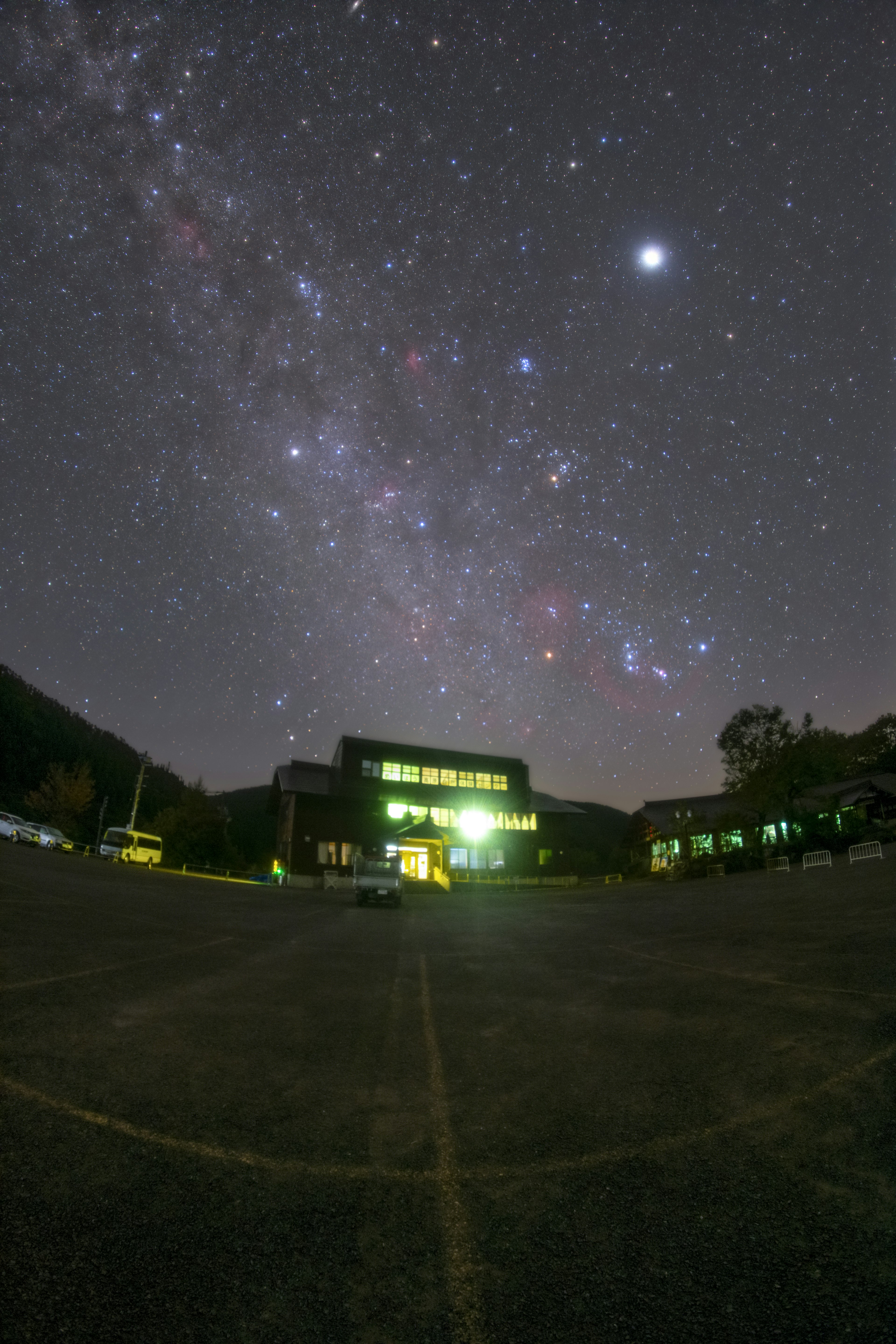 星空と建物の夜景が広がる風景