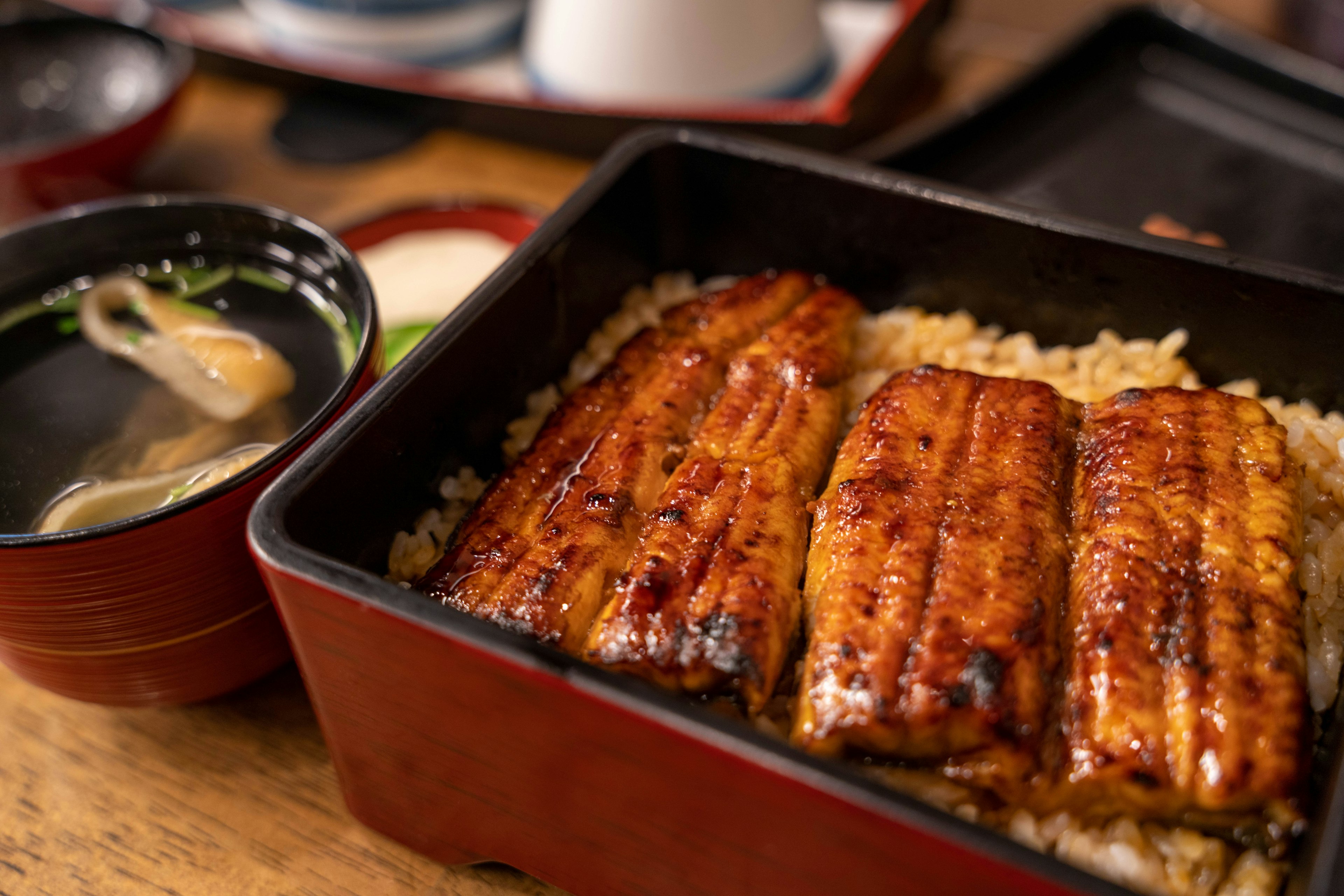 Anguille grillée sur du riz accompagnée de soupe miso