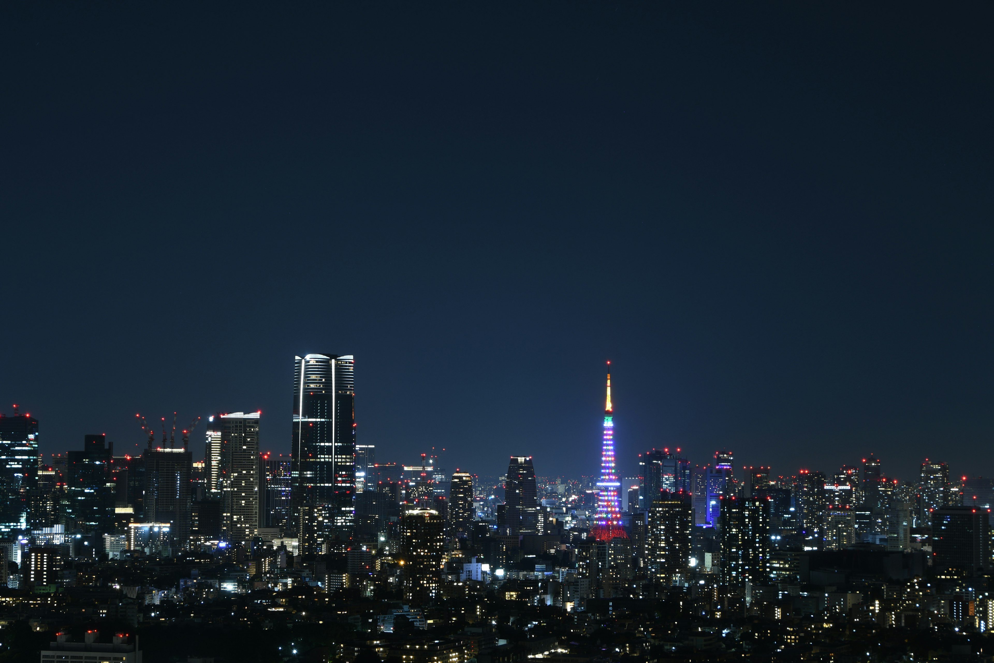 東京タワーと高層ビル群の夜景都会の明かりが輝く